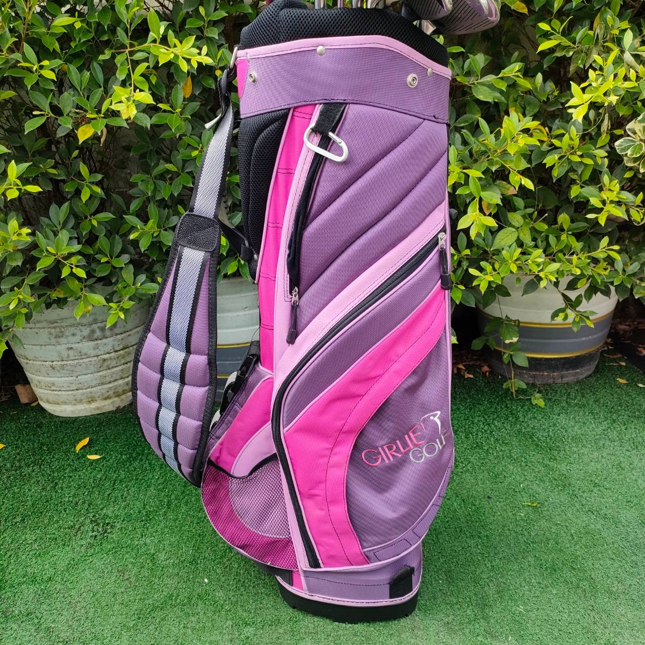 ** ไม้กอล์ฟครบชุดสำหรับผู้หญิง** FULLSET TOPPONT GIRLE GOLF ทั้งชุดประกอบด้วย หัวไม้ 1,3,5,7 ชุดเหล็ก 5-9 เเละ PW SW PUTTER BRIDGESTONE พร้อมถุงกอล์ฟ GILE GOLF ได้ฟัวไม้มากถึง 4 หัว ซึ่งคุณผู้หญิงจำเป็นมาก ชุดเหล็ก CAVITY ลึกตีง่ายมากๆ ถุงกอล์ฟสีสันสวยงาม