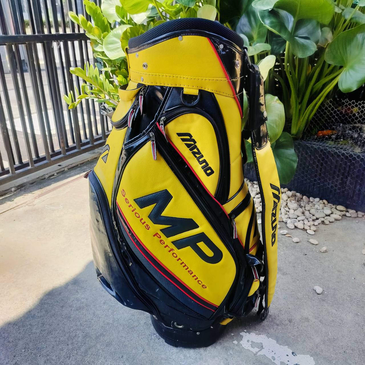 ถุงกอล์ฟ MIZUNO MP ถุง TOUR ใบใหญ่ มือสอง ของแท้ สวยมากๆ วัสดุดีมาก ออกแบบระดับโปร รุ่นนี้มือหนึ่งหมื่นกว่าบาทค่ะ!!!