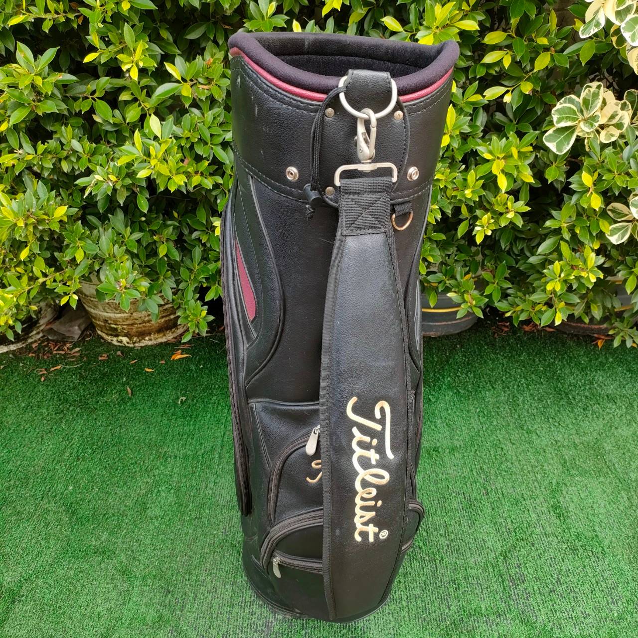 ถุงกอล์ฟ TITLEIST มือสอง **ถุงกอล์ฟมีตำหนิชิฟรูดไม่ได้ 1 จุด เเละที่จับถุงขาด**โปรดสังเกตตำหนิให้ดีก่อนซื้อ** มือสอง ของแท้ BY NakaraLuxurious
