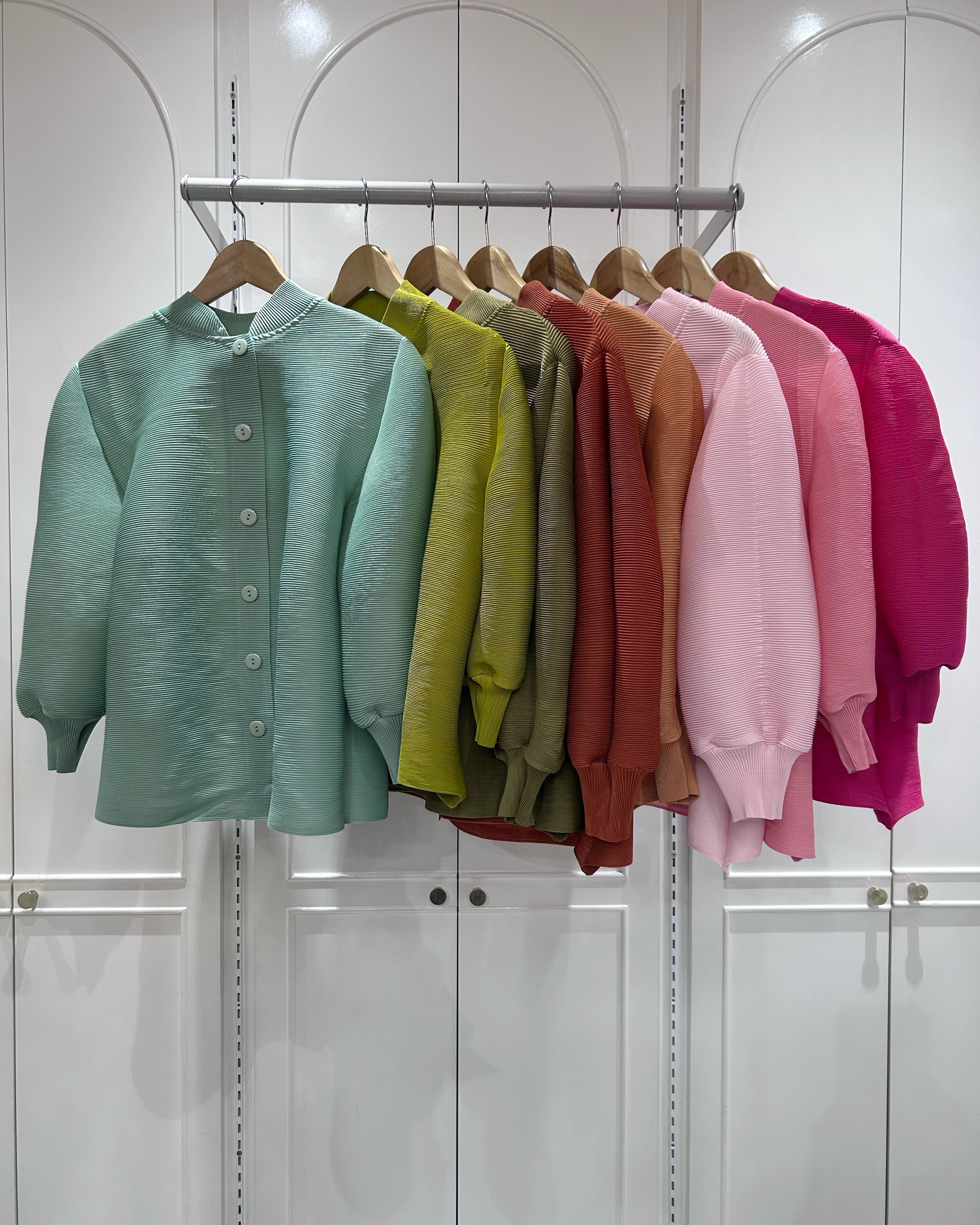 2MUAY GM9961 เสื้ออัดพลีทคอปกแมนดาริน กระดุมผ่าหน้า แขนจั๊ม MANDARIN CUFF SLEEVE PLEATED TOP 23 สี FREE SIZE