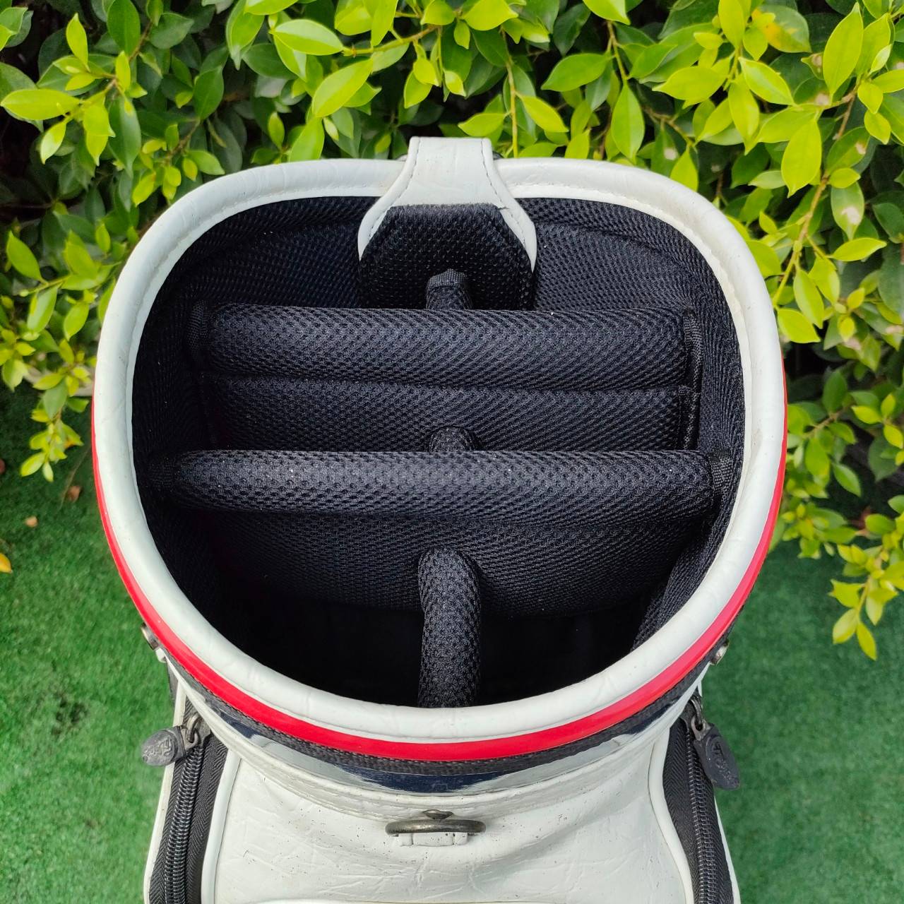 ถุงกอล์ฟ TITLEIST มือสอง สวยมาก ** มีตำหนิ มีรอย ตรง COVER เเละ สายสะพาย มีรูปให้ชมท้ายสุดค่ะ *** นอกนั้นสวยมากๆ เป็นถุงที่สวยสะดุดตาค่ะ