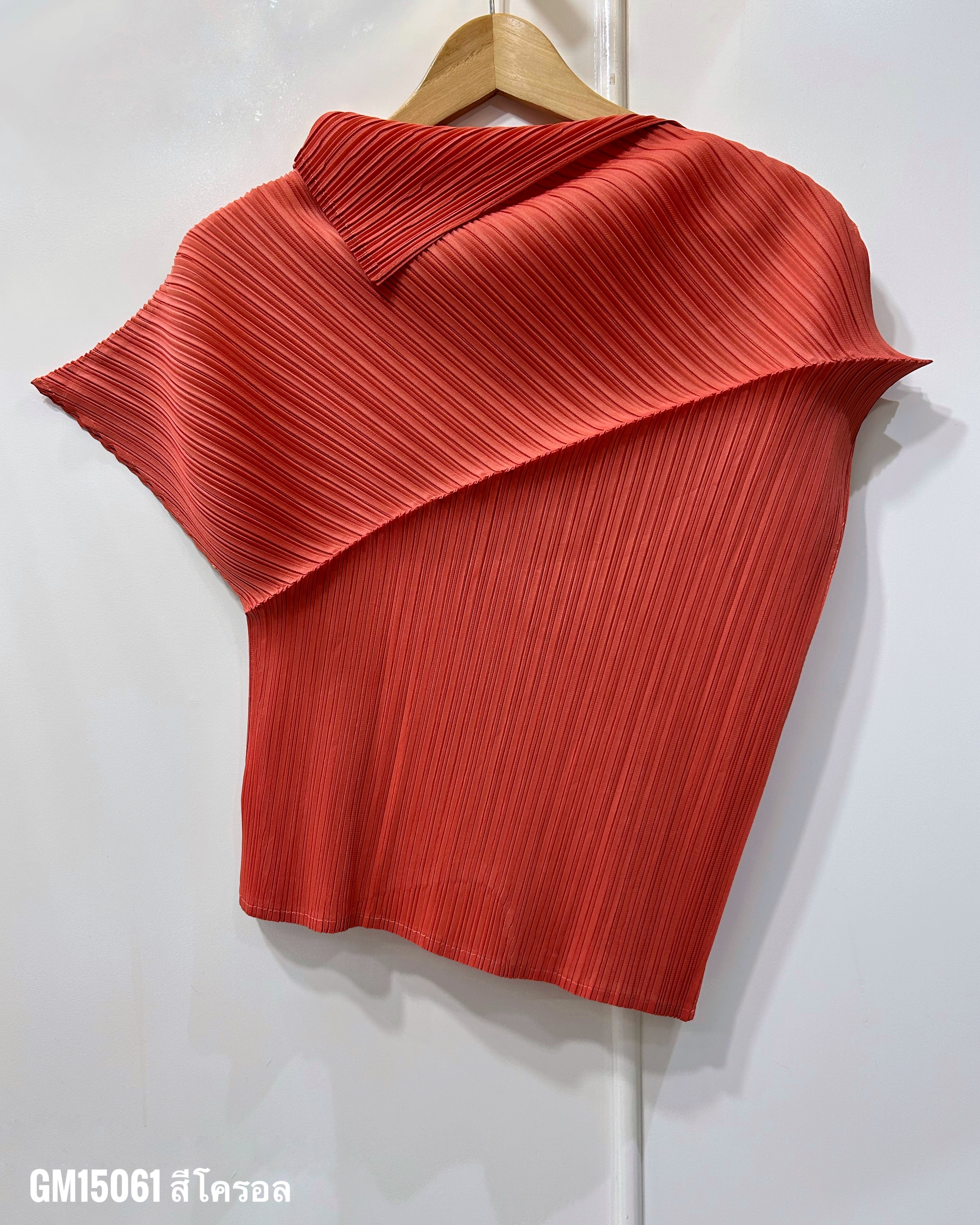 อกถึง 40 นิ้ว 2MUAY รุ่น GM15061 เสื้ออัดพลีท FOLD NECK ASYMMETRIC PLEATED TOP 12สี FREE SIZE