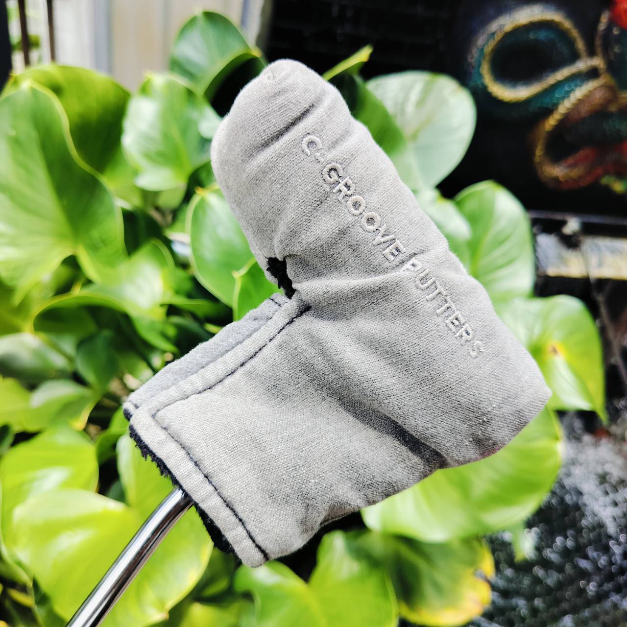 PUTTER YES C-GROOVE DONNA ความยาว 33 นิ้ว รุ่นนี้โด่งดังเพราะ SOLE ยื่นออกเพิ่ม ทำให้การชดเชยความผิดพลาดสูงขึ้น หน้าสัมผัสสุดยอดเกาะไลน์เป็นเอกลักษณ์ เส้นเล็งสะอาดตาแม่นยำอย่างมาก ไม้กอล์ฟพรีเมี่ยมมือสอง ของแท้ By NakaraLuxurious