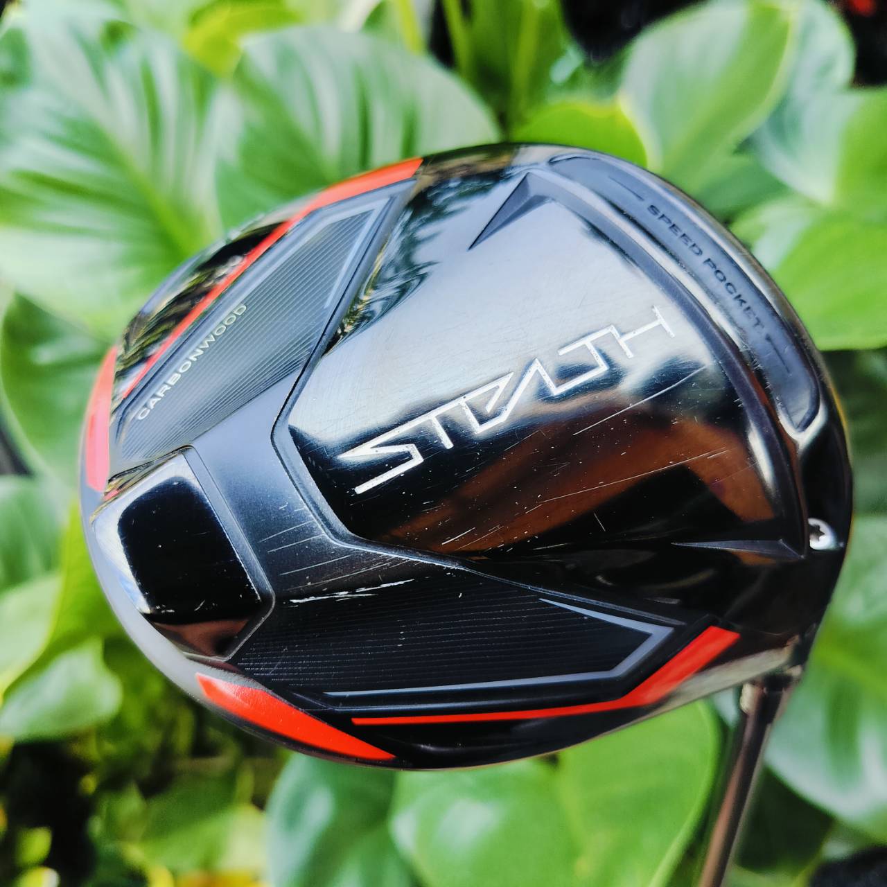 Driver TAYLORMADE STEALTH หน้าไม้คาร์บอนชนิดใหม่แบบทวิสเฟซคาร์บอน 60 ชั้น (60X Carbon Twist Face) มีความแข็งแรงแต่ยืดหยุ่นสูง น้ำหนักเบา ทำให้ท่านนักกอล์ฟสามารถถ่ายทอดพลังงานไปยังลูกกอล์ฟได้อย่างเต็มที่ ไม้กอล์ฟพรีเมี่ยมมือสอง ของแท้ By NakaraLuxurious