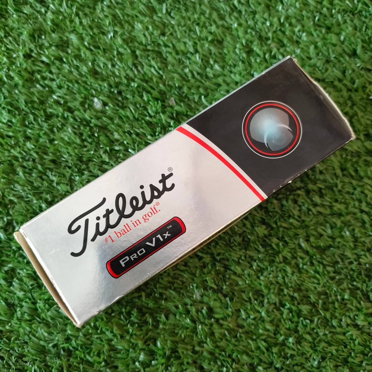*** 1 หลอด มี 3 ลูก *** ลูกกอล์ฟ TITLEIST PRO V1X ของใหม่ รุ่นนี้ตีแรงได้ แม่นยำ เร่งระยะได้ดี ตีติดสปินจัดๆ ตกหยุดถอยต้องลูกนี้!!! มือหนึ่ง ของแท้ BY NakaraLuxurious.
