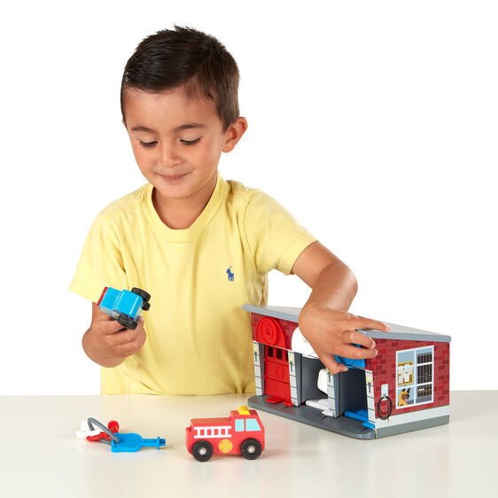 ชุดเล่นรถกู้ชีพ พร้อมโรงจอดรถ Melissa & Doug Keys & Cars Rescue Garage (Lock & Roll Fire Truck) รุ่น4607 ของเล่นเสริมพัฒนาการเด็ก