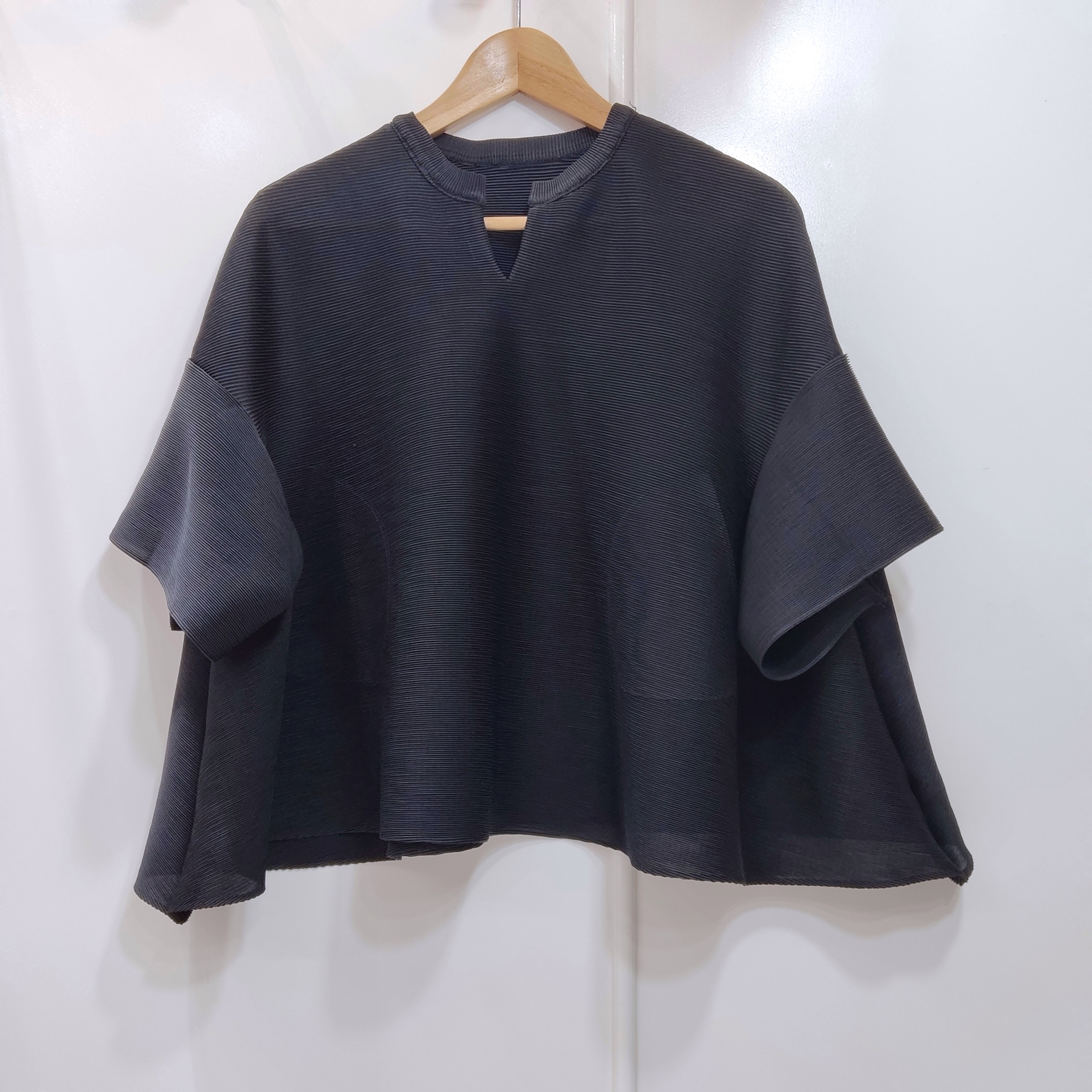 2MUAY รุ่น GJO1289 เสื้อพลีทคุณภาพ OPEN NECK FLARE SLEEVE PLEATED TOP สีดำ FREE SIZE