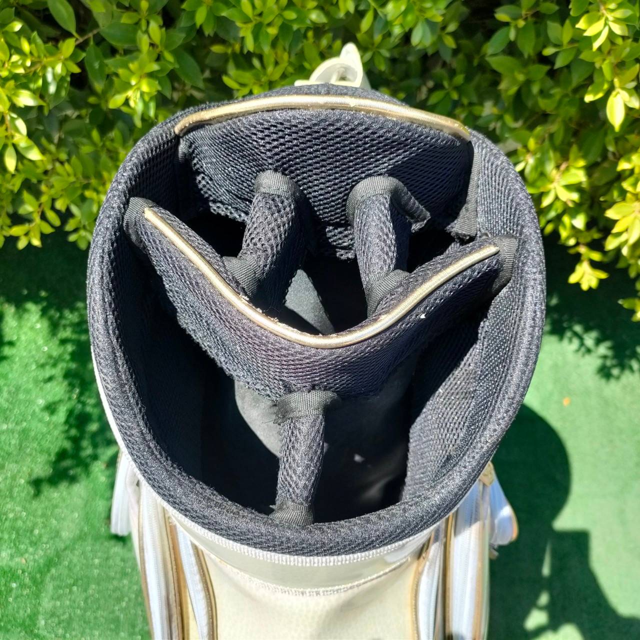 ถุงกอล์ฟ HARN.82 มือสอง วัสดุหนังเเก้ว เป็นถุงทัวร์ ไม่เคยผ่านการใช้งาน สภาพสวย สีขาวครีม คลิปทอง มือสอง ของแท้ BY NakaraLuxurious