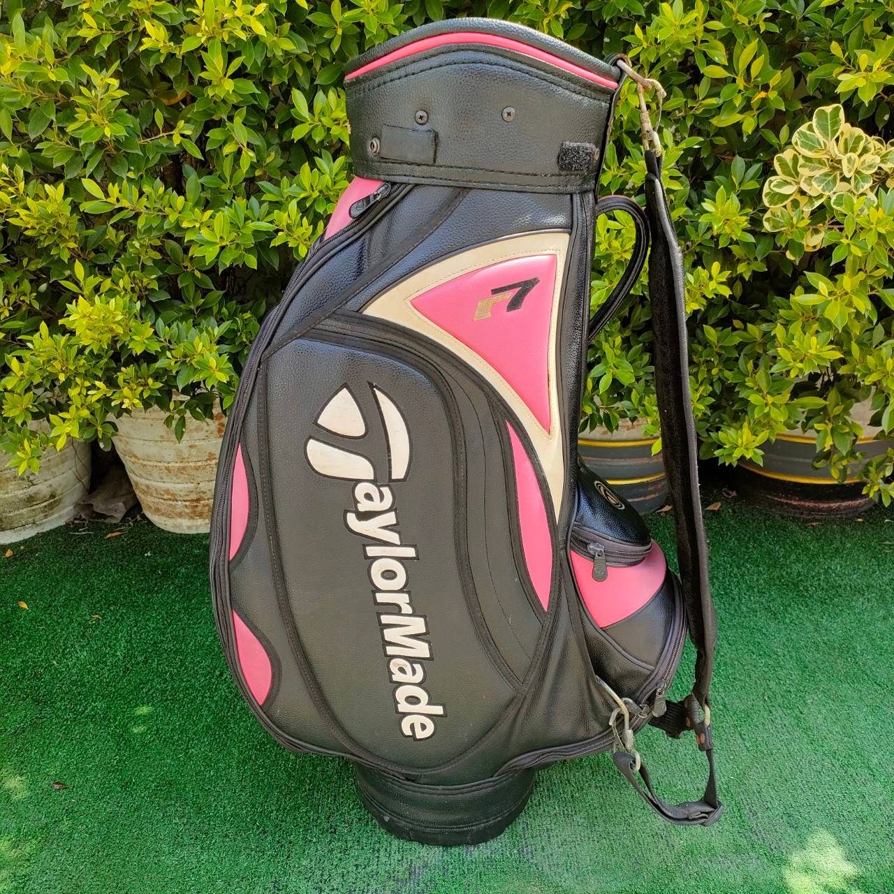 ถุงกอล์ฟ TAYLORMADE R7 ** เเป๊ก COVER หลุด 2 จุดค่ะ ** เจ้าของเดิม ใส่เพิ่ม ตุ๊กแก คุณภาพดี ใช้งานได้ดี ถุง TOUR ใบใหญ่ มือสอง ของแท้ BY NakaraLuxurious
