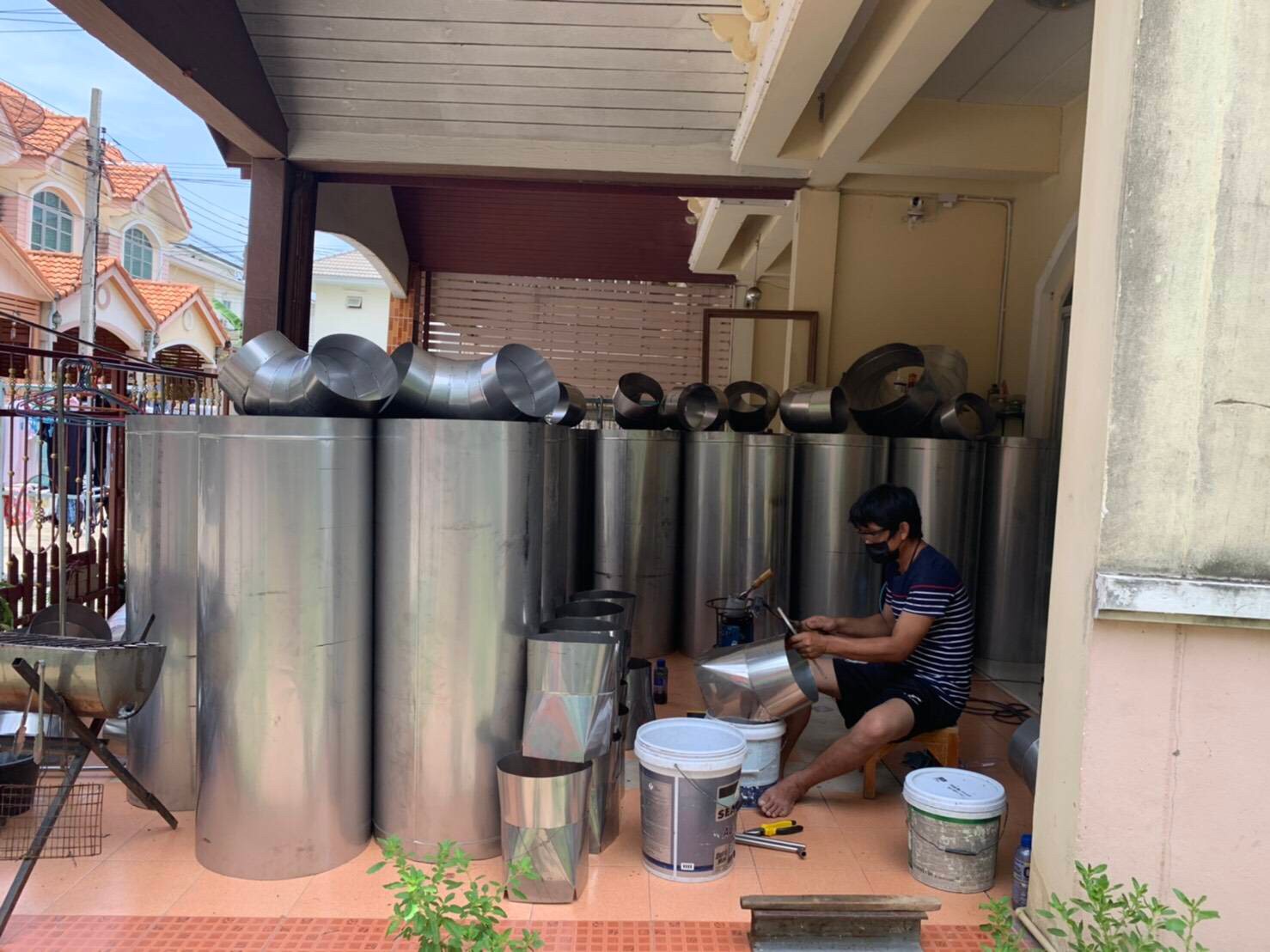 ปล่องดูดควันในโรงอาหาร รร.ฤทธิยะวรรณาลัย(ดอนเมือง)