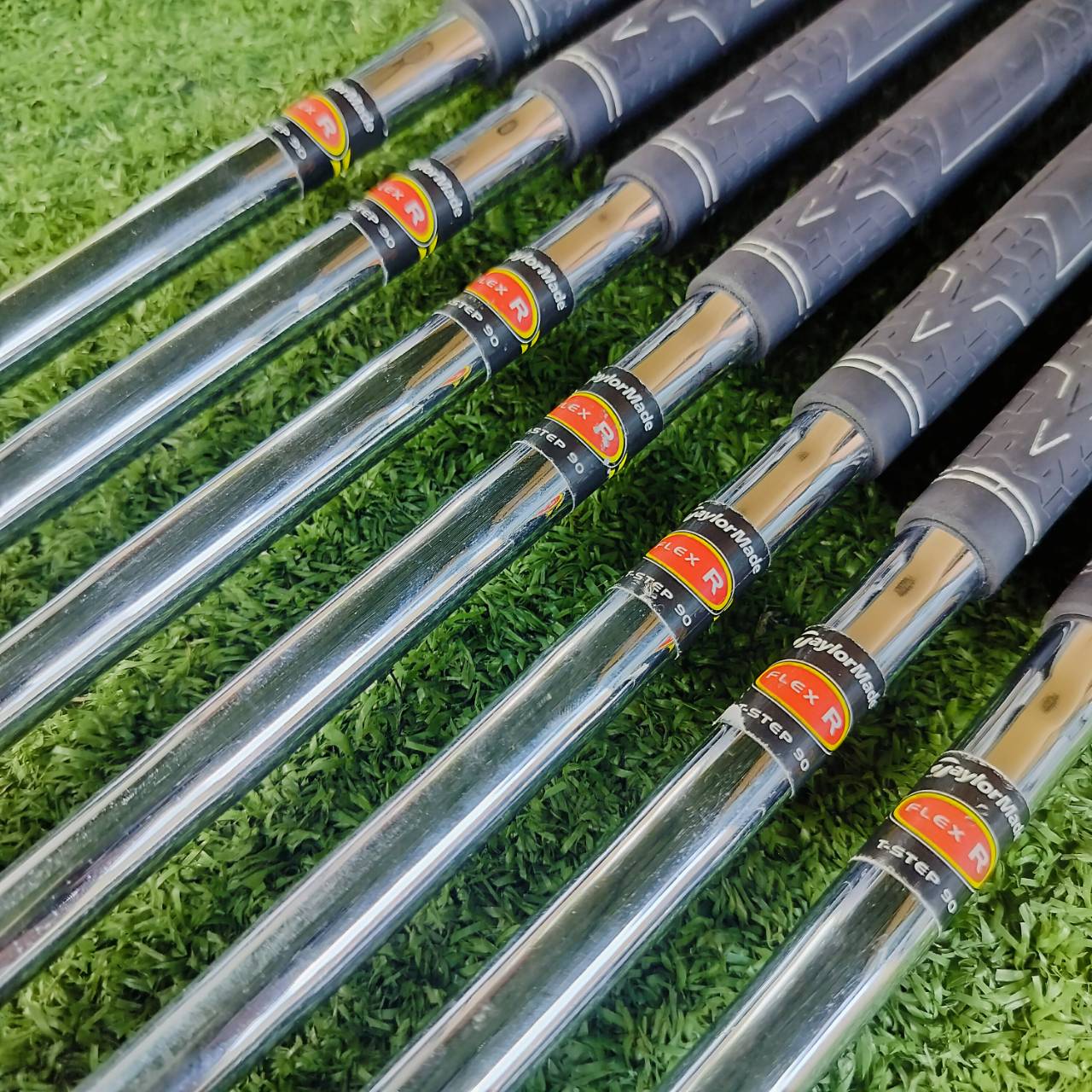 ชุดเหล็ก Taylormade R7 Draw ก้าน เหล็กน้ำหนักเบา 90 กรัม FLEX R วางหมุดน้ำหนักไว้พิเศษ เป็นรุ่น Draw สำหรับนักกอล์ฟที่มักตีเฟดออกขวา สามารถกลับมาตีได้ตรงขึ้นอย่างมาก ไม้กอล์ฟพรีเมี่ยมมือสอง ของแท้ By NakaraLuxurious