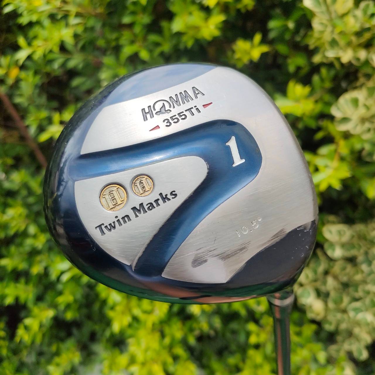 DRIVER HONMA TWIN MARKS 355 Ti องศา 10.5 เป็นตัว TOP สุดในรุ่น ก้าน SUPREME KICK-POINT FLEX R หน้าเด้งจัดๆ รุ่นสองเหรียญ เป็นแพงสุด ที่มาเป็นซีรี่ BERES ในปัจจุบันนี้ วัสดุ พรีเมี่ยม MADE IN JAPAN SAKATA ก้าน SUPREME ดีจัด ก้านแพงๆสมัยนี้ ใช่ว่าจะสู้ได้คร