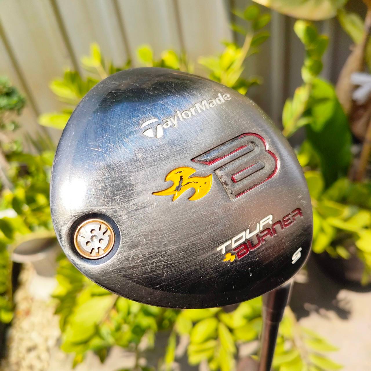 FW5 TAYLORMADE TOUR BURNER ก้าน FUJIKURA RE*AX FLEX R ออกแบบด้านหลังให้ยื่นเป็นสามเหลี่ยม ทำให้ดึงจุด CG ให้ลึกและลงต่ำ ทำให้ลูกลอยง่ายมากๆ ตีไกล ไม้กอล์ฟพรีเมี่ยมมือสอง ของแท้ By NakaraLuxurious