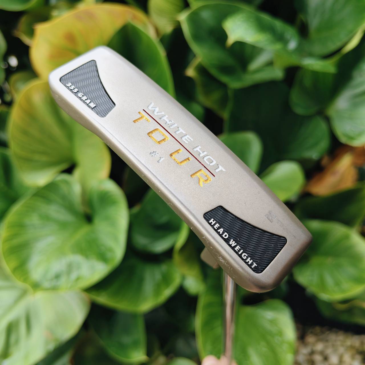 PUTTER ODYSSEY WHITE HOT TOUR #1 เสริมด้วยลวดลาย เพื่อเพิ่มการเกาะไลน์ของลูกอย่างดีเยี่ยม