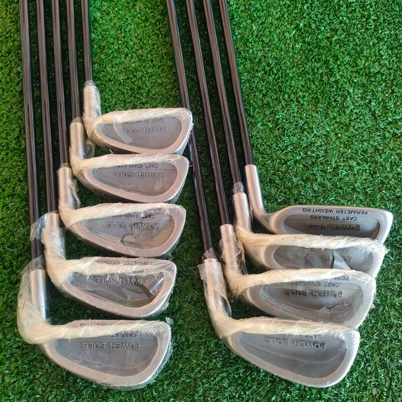 ชุดเหล็ก COSMAX POWER SOLE ของใหม่!! มีเหล็ก 3-9 เเละ PW SW ก้าน PARAGON FLEX R ออกแบบได้ลงตัว ออฟเซ็ตกำลังดี!! หลัง CAVITY ลึก เป็นเหล็กที่ตีง่ายมาก!! ไม้กอล์ฟมือสอง ของแท้ BY NakaraLuxurious