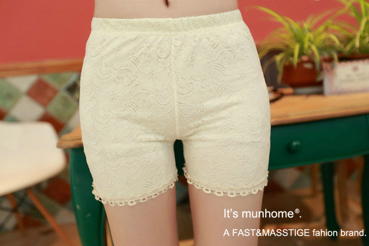 กางเกงขาสั้น ลายฉลุดอกไม้ ตามแบบ สีครีม