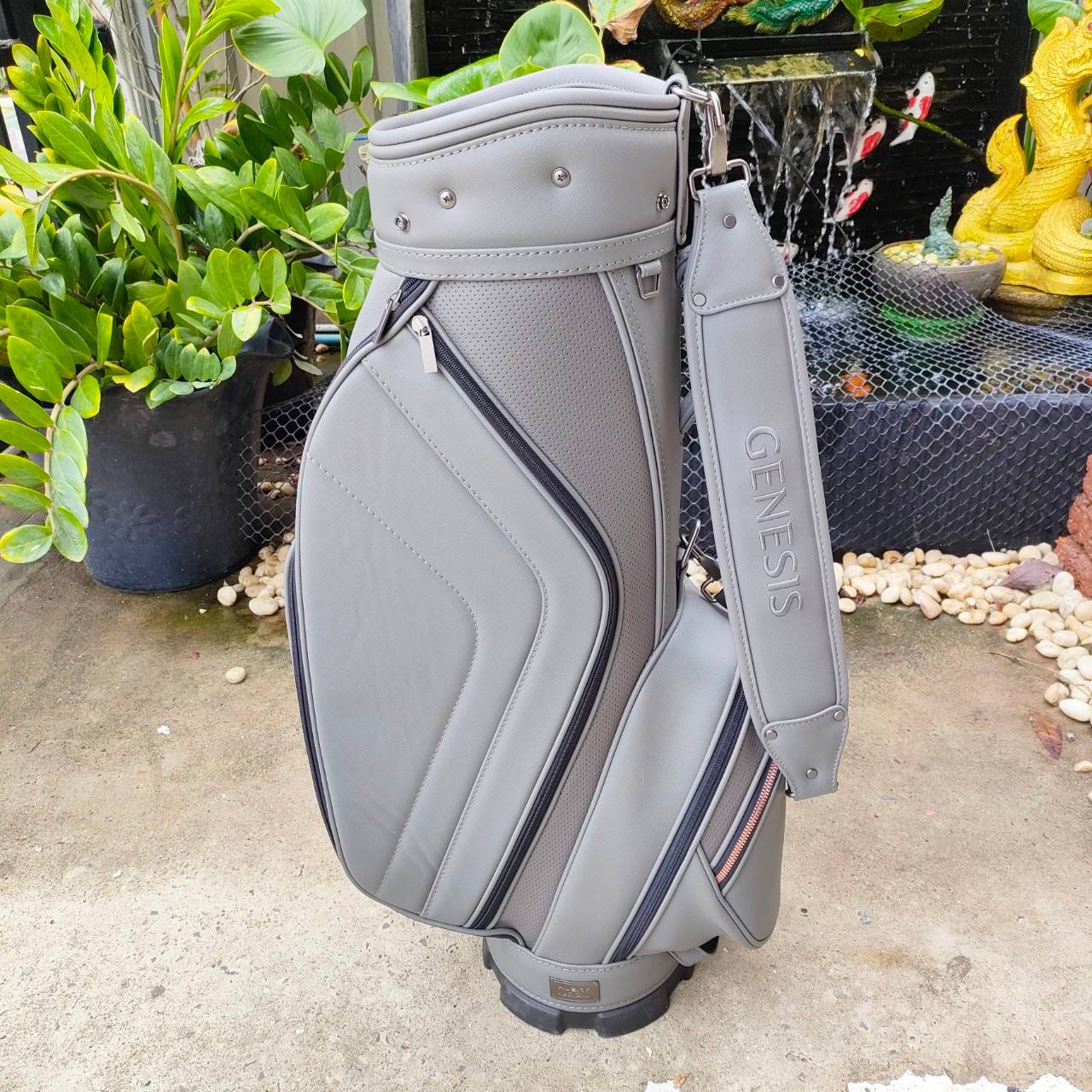 ถุงกอล์ฟ GENESIS มือสอง **COVER มีลอยขาด** ถุงกอล์ฟสภาพดีมากเดิมๆ ภายในบุกำมะหยี่อย่างดี ไม้กอล์ฟพรีเมี่ยมมือสอง ของแท้ By NakaraLuxurious
