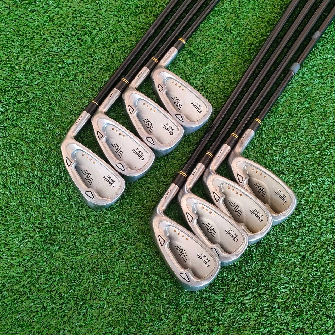 ชุดเหล็ก CLASSIC SS-202 H 4 ดาว มีเหล็ก 4-9 เเละ PW SW ก้าน NEW SUPER POWER SHAFT FLEX R เหล็ก CAVITY ลึก ตีง่ายตีสบาย ก้านกราไฟต์ 4 ดาว เบาและนุ่มเป็นเหล็กที่ตีสบาย!!! ไม้กอล์ฟมือสอง ของแท้ BY NakaraLuxurious