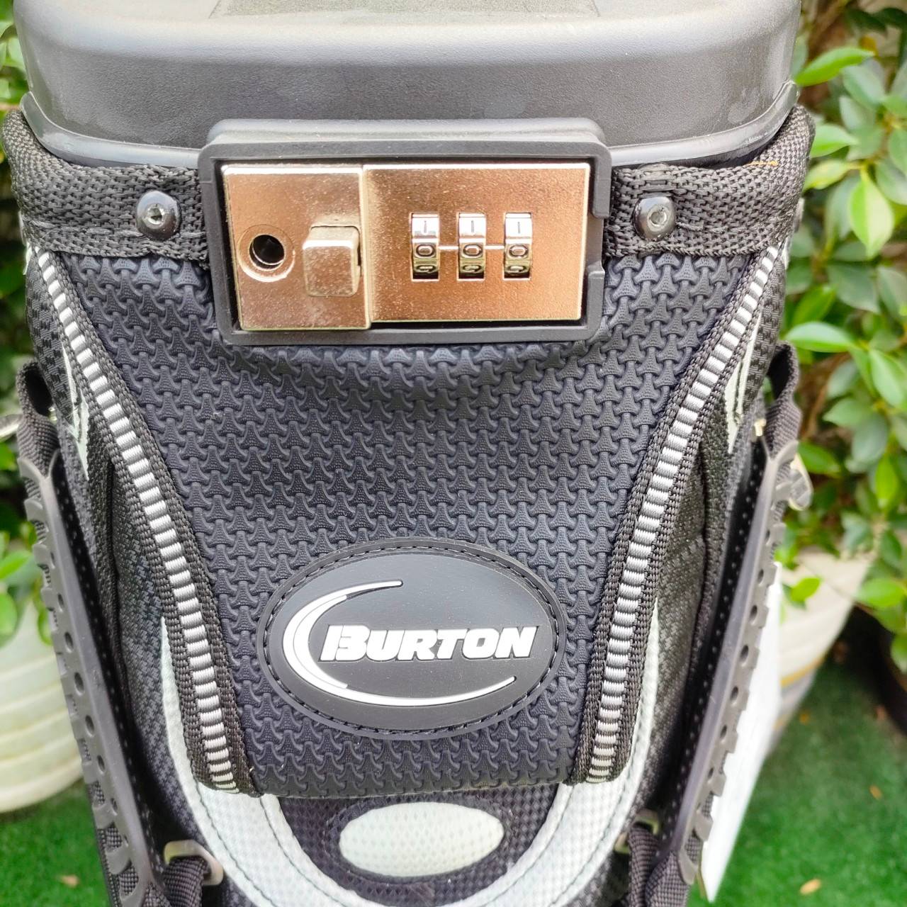 ❤️🔥❤️🔥❤️🔥ลดล้างสต๊อค❤️🔥❤️🔥❤️🔥 ** ถุงกอล์ฟ ของใหม่มือหนึ่ง ตำหนิ โครงพลาสติกด้านในมีรอยแตก แต่ถุงใช้งานได้ปกติ** *** . ถุงกอล์ฟ BURTON Club - Lok