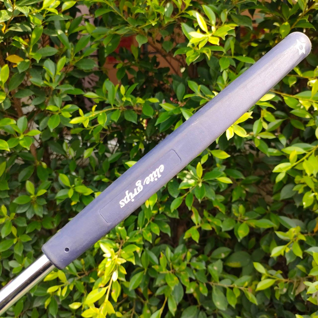 PUTTER TITLEIST SCOTTY CAMERON CALIFORNIA DEL MAR รุ่นนี้ยอดนิยมมาก ความยาว 34 นิ้ว หน้า MILLED เกาะไลน์สุดๆ และรูปทรงมอลเล็ตทำให้ชดเชยความผิดพลาดสูง มีหมุดถ่วงบล๊านซ์สองจุดและยังไขเปลี่ยนได้ พัตเตอร์อันดับ 1 ครับ ห้ามพลาด!!!