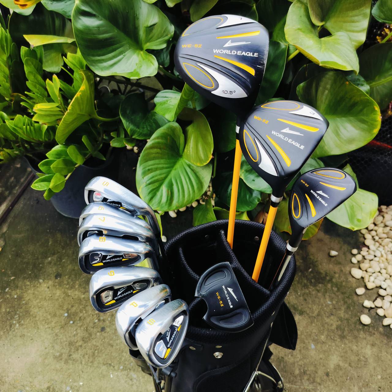 ชุดกอล์ฟ WORLD EAGLE WE-5Z Full Set เป็นชุดไม้กอล์ฟสำหรับผู้ชายที่เหมาะสำหรับผู้เริ่มต้นถึงระดับกลาง โดยมีคุณสมบัติและอุปกรณ์ที่ครบครัน