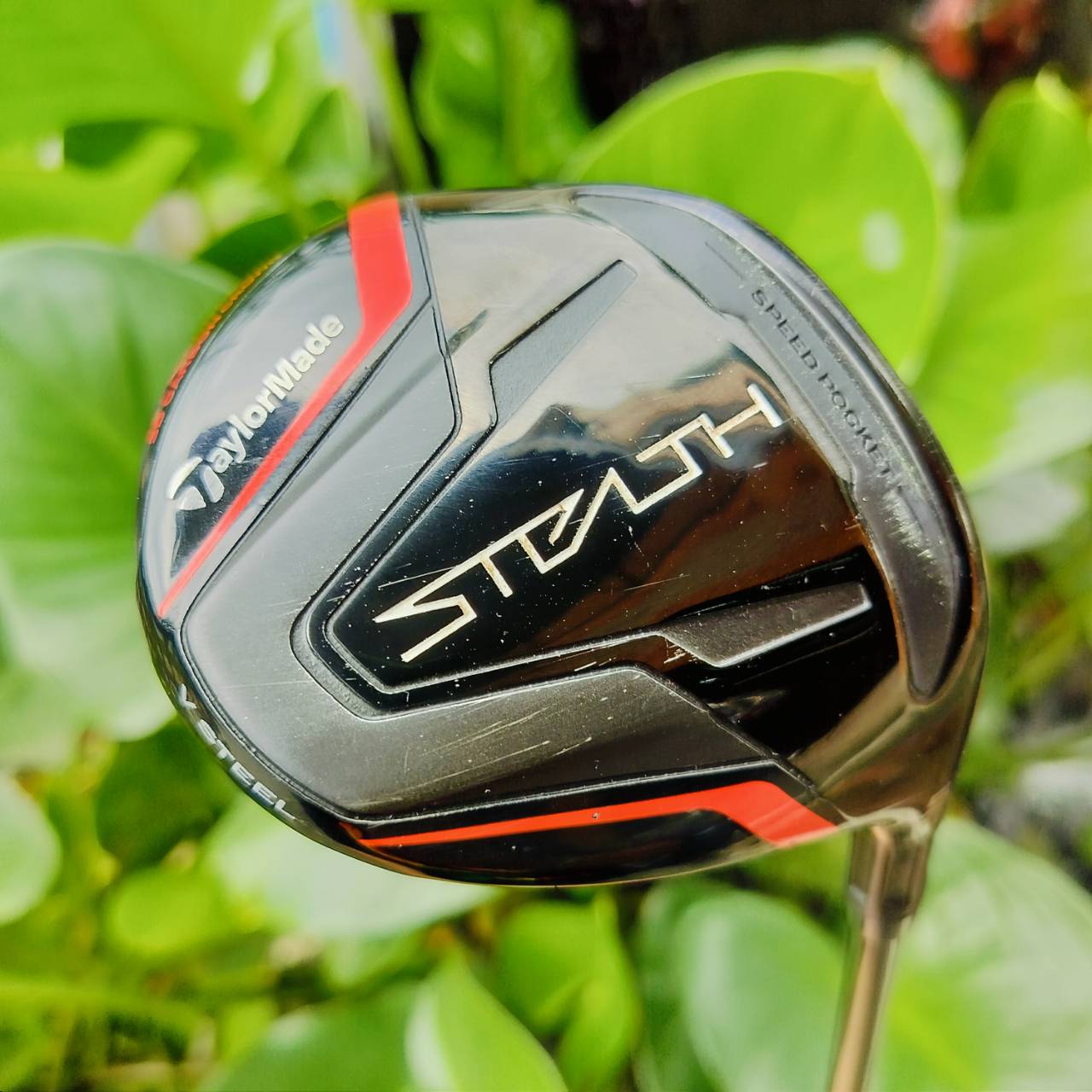 FW5 Taylormade Stealth ก้าน Mitsubishi TENSEI FLEX S . 3D Carbon Crown กระดองแบบ 3 มิติ ที่ทำให้สามารถลดน้ำหนักจากด้านบน และวางน้ำหนักจุดศูนย์ถ่วงให้ต่ำลงได้อีก ทำให้ Stealth Fairway เป็นหัวไม้ที่ตีลอยง่าย ไม้กอล์ฟพรีเมี่ยมมือสอง ของแท้ By NakaraLuxurious
