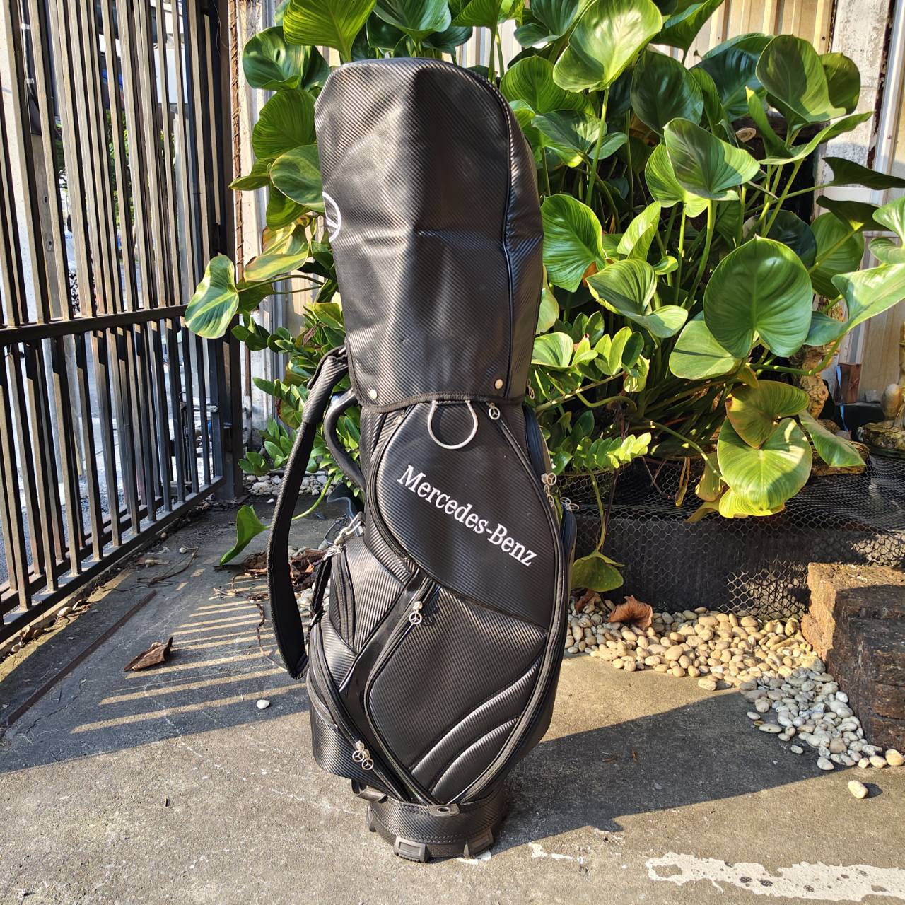 ถุงกอล์ฟ BENZ มือสอง สภาพสวยมากๆทุกอย่าง วัสดุดีมากๆเลยค่ะ ** แป๊กหลุด 1 จุด**