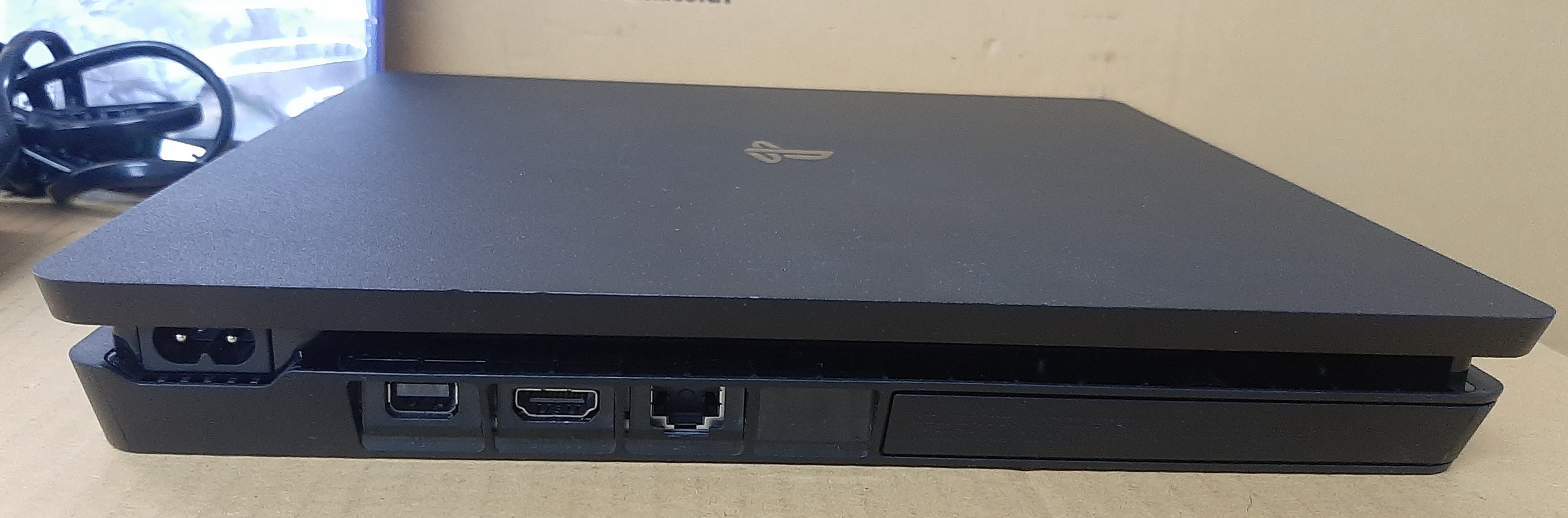 PlayStation 4 Slim ประกันร้าน สภาพดี มีแผ่นเกม 3 แผ่น พร้อมจอยส์