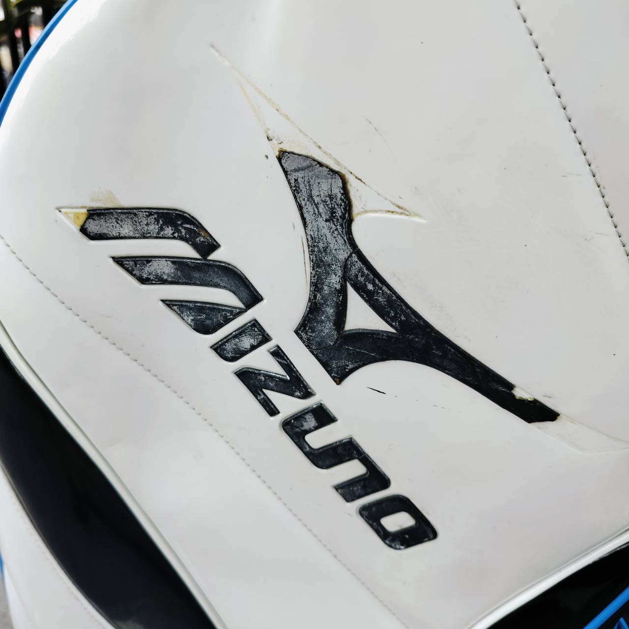 ถุงกอล์ฟ MIZUNO มือสอง ของแท้ สีน้ำเงินเอกลักษณ์ของ MIZUNO เลย วัสดุหนังแก้วสวยมาก ดูแลรักษาง่าย