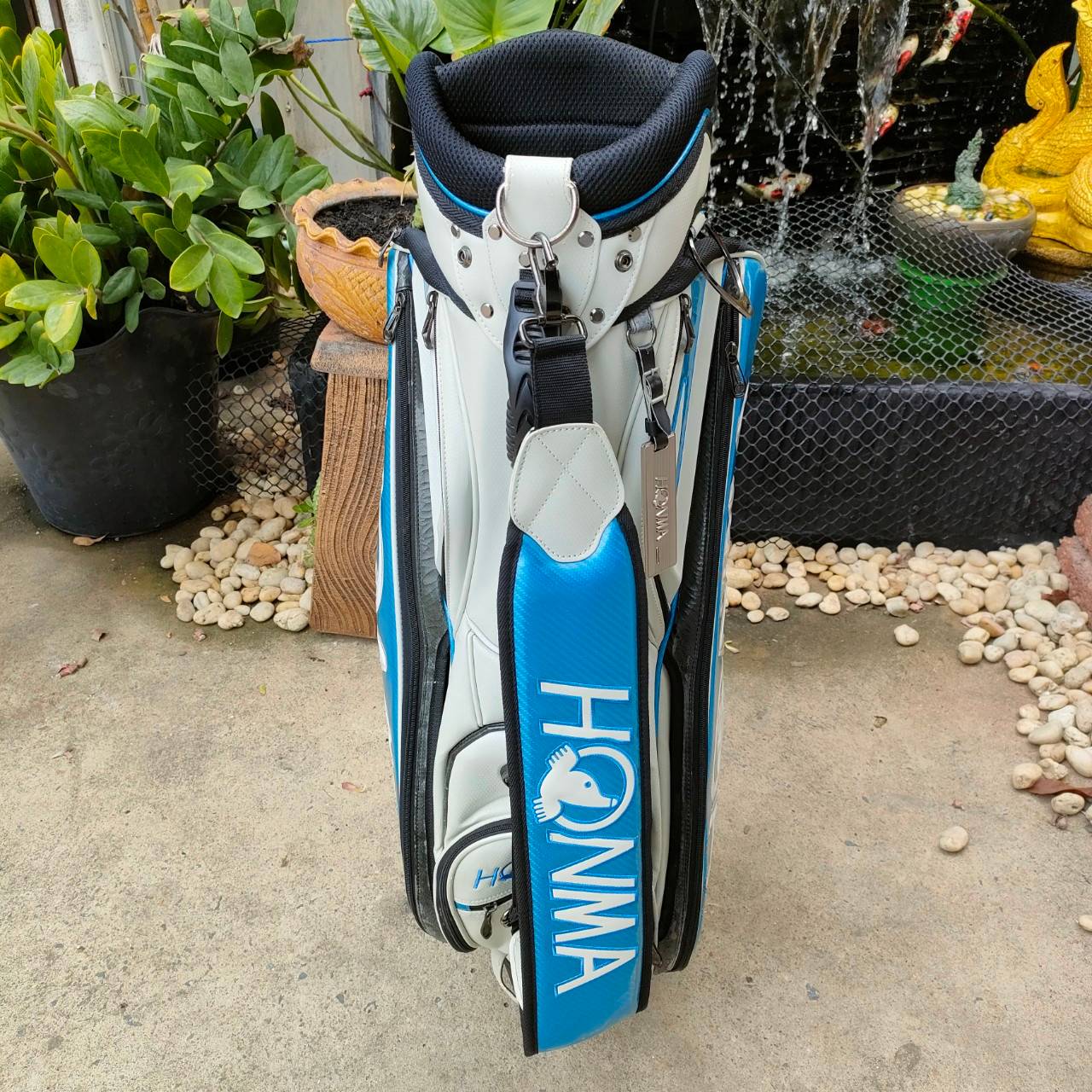 ถุงกอล์ฟขาตั้ง HONMA มือสอง ของแท้ ขาตั้งสวยมาก ใบไม่เล็ก ใส่ไม้กอล์ฟและของได้ครบมากๆ ** ขอบข้างลอกเล็กน้อย ** มีรูปให้ขมชัดเชนค่ะ พรีเมี่ยมมือสอง ของแท้ By NakaraLuxurious