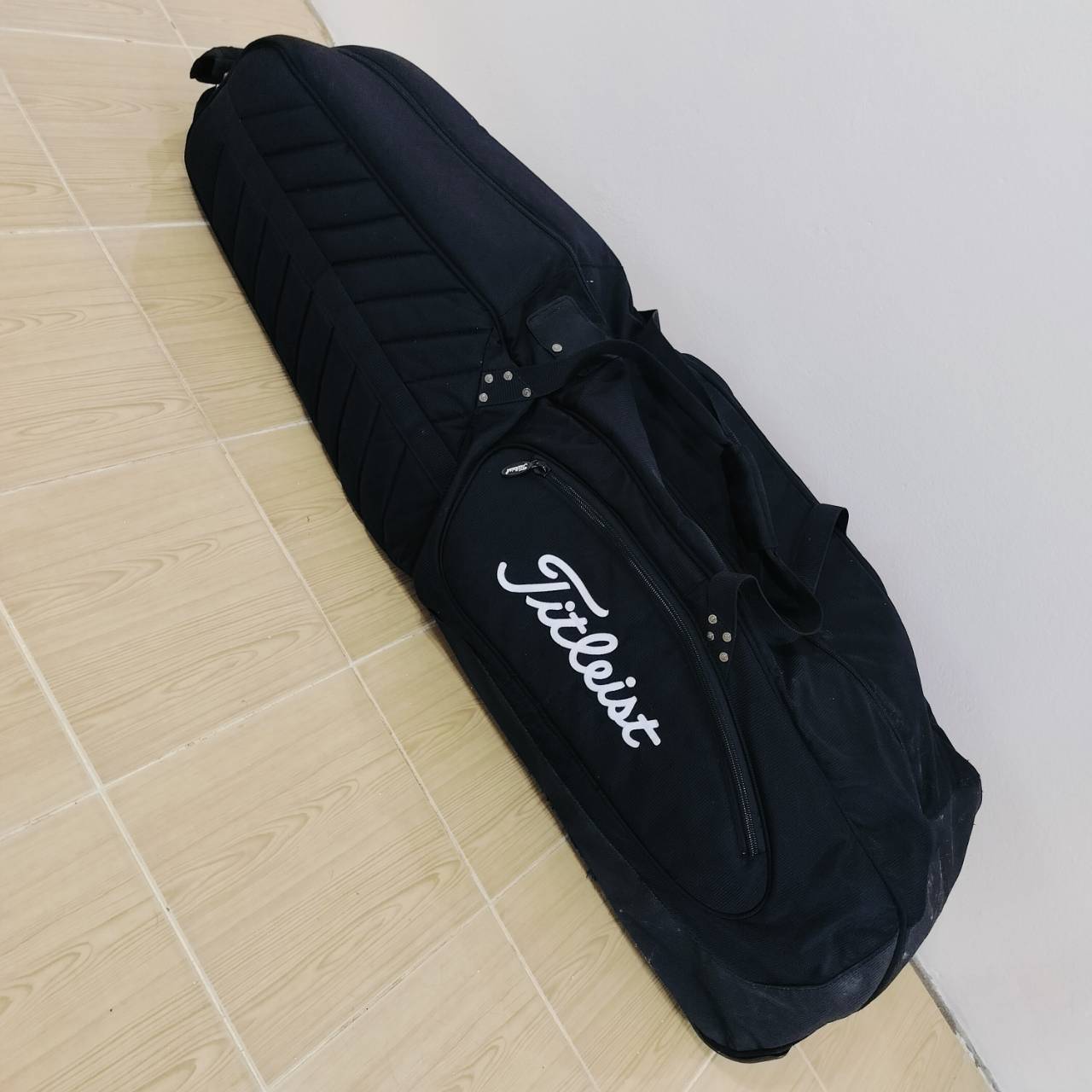 ถุงคลุมขึ้นเครื่อง Titleist มือสอง ของแท้ คุณ4krดีมากๆ มีนวมอย่างหนา หูจับ หูหิ้ว ถุงแดงด้านใน มีช่องซิป แข็งแรงอย่างมาก มีล้อลากด้วย สะดวกอย่างมาก ของใหม่แพงมากรุ่นนี้