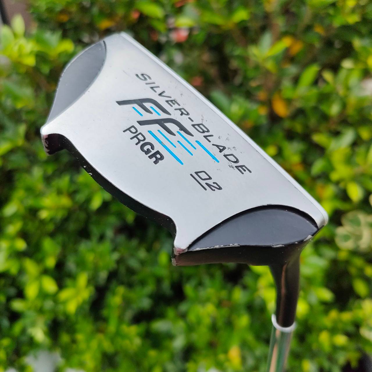 PUTTER PRGR SILVER-BLADE FF 02 ก้าน PRGR SILVER-BLADE ความยาว 33 นิ้วพัตต์ดีมากๆครับหน้า Milled เกาะไลน์มากๆ น้ำหนักดีมาก พัตต์ง่ายและตรงครับ