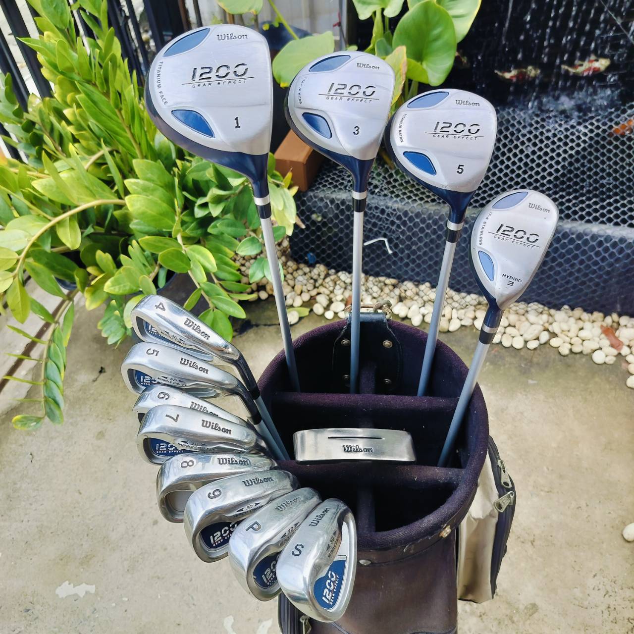 ไม้กอล์ฟครบชุดสำหรับผู้ชาย WILSON 1200 GEAR EFFECT ชุดเต็ม พร้อมออกรอบได้เลยค่ะ หัวไม้ได้ถึง 4 หัว Driver หน้าเด้ง Titanium FACE ไม้กอล์ฟพรีเมี่ยมมือสอง ของแท้ By NakaraLuxurious