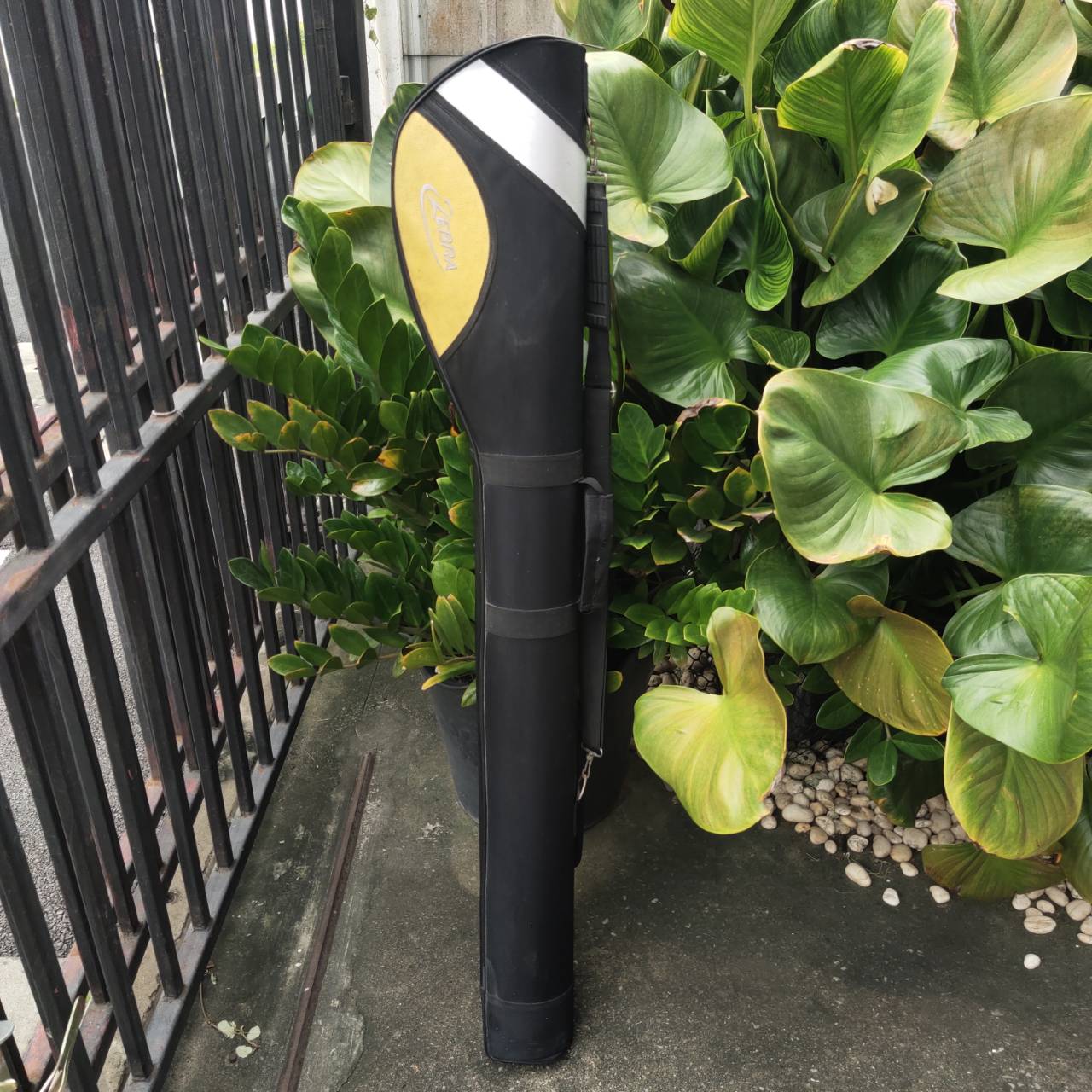 ถุงกอล์ฟ HALF SET ZEBRA มือสอง สามารถใส่เดินทางต่างจังหวัด หรือใช้ใส่ไม้เพื่อไปสนามซ้อม