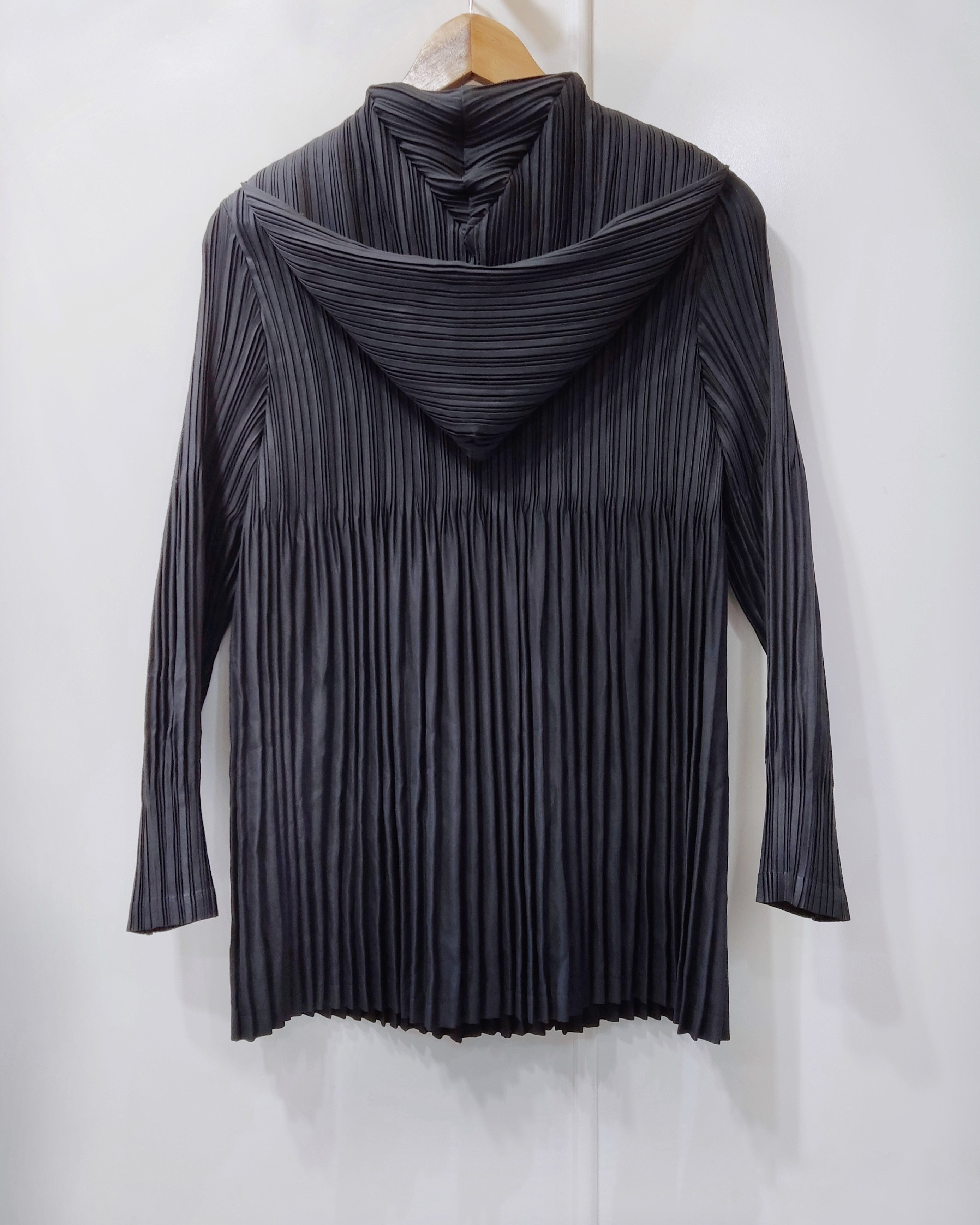 2MUAY รุ่น CX0493 เสื้อคลุมอัดพลีท DOUBLE BOTTOM HOODED PLEATED JACKET สีดำ FREE SIZE