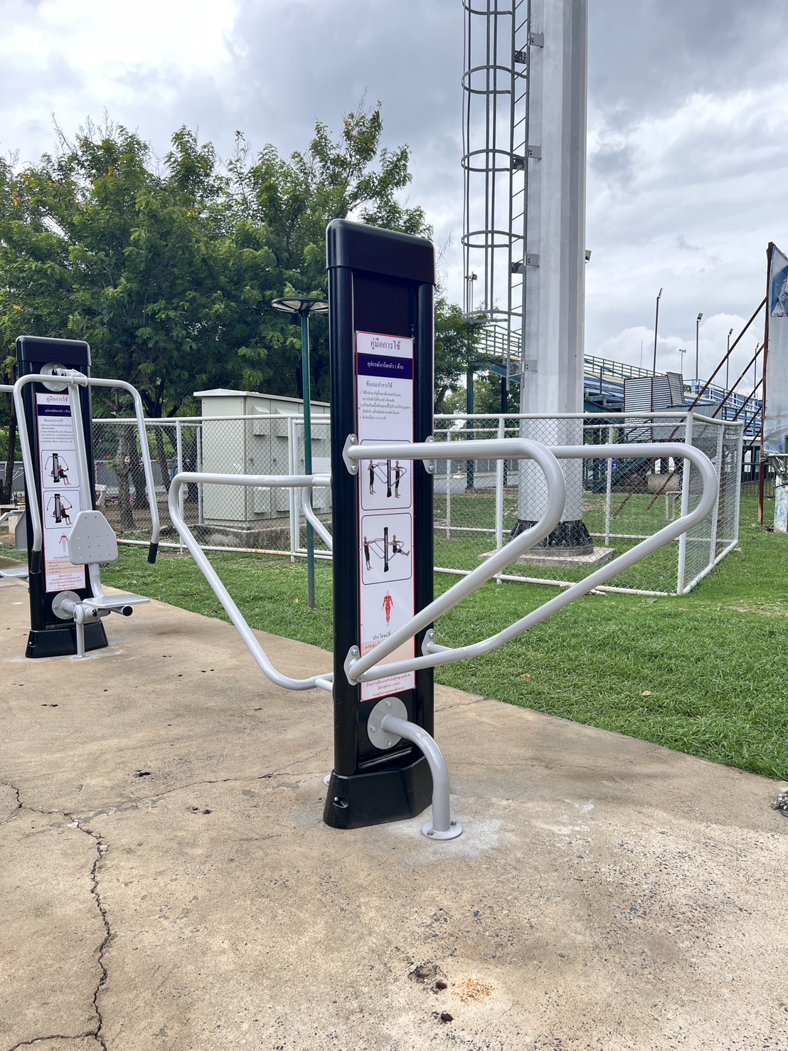 เครื่องออกกำลังกาย กลางแจ้ง ชุดอุปกรณ์บริหาร แขน หัวไหล่ แบบบาร์โหน ลานกีฬา อเนกประสงค์ สนามกีฬาสั่งผลิตตามสีที่ต้องการได้
