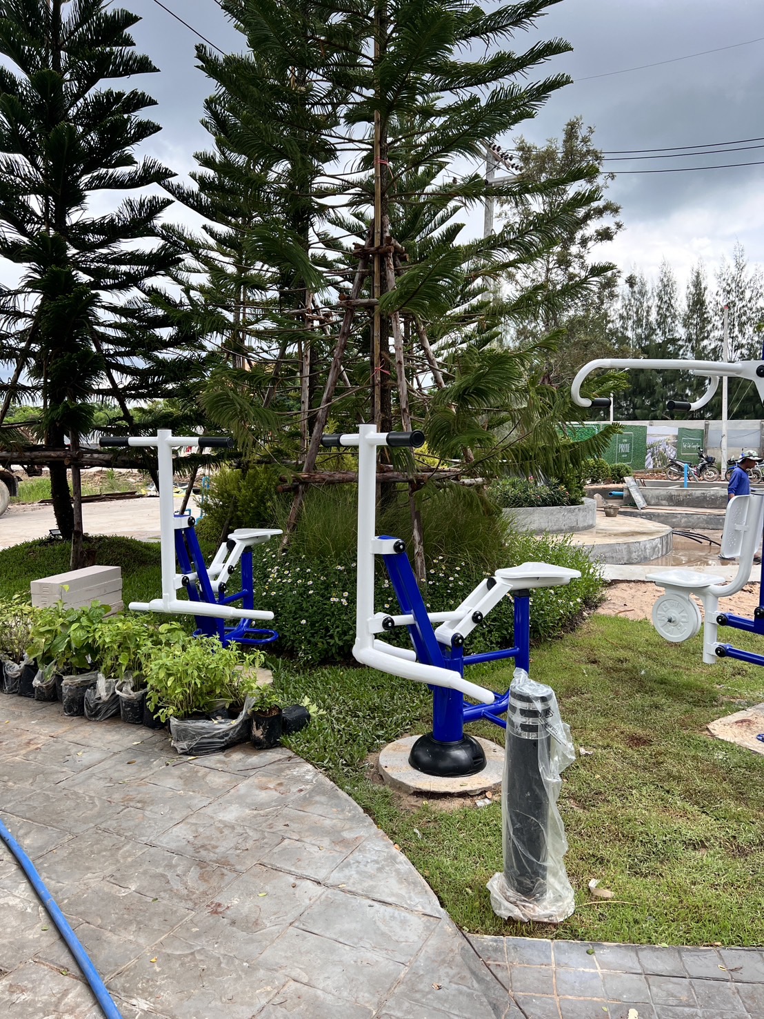 เครื่องออกกำลังกายกลางแจ้งอุปกรณ์ม้าโยกบริหารแขน-ขา-หน้าท้อง ลานกีฬาอเนกประสงค์ สนามกีฬา ผลิตในไทย สั่งทำตามสีที่ต้องการได้