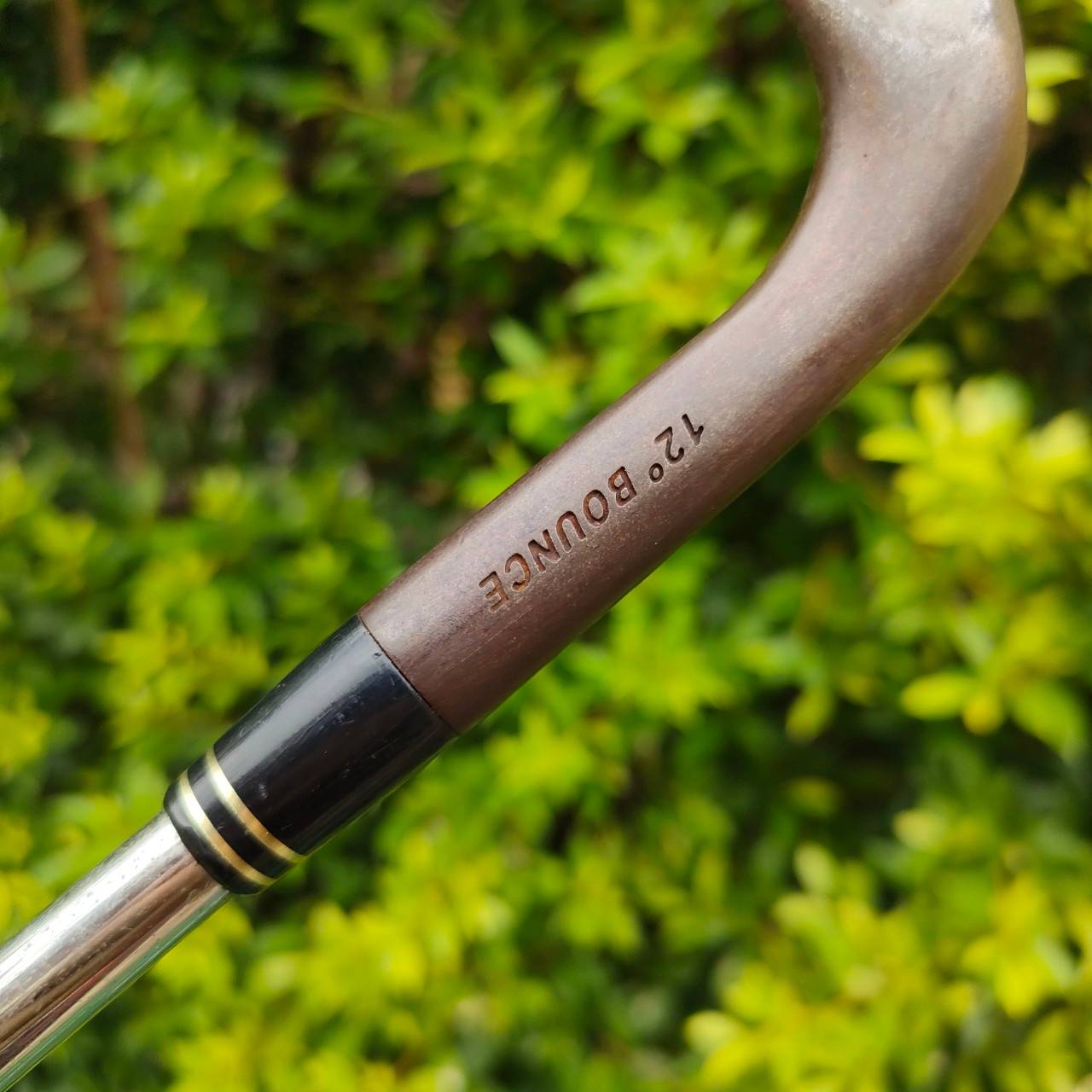 WEDGE TAYLORMADE RAC FE2O3 องศา 56 BOUNCE 12 ก้าน DYNAMIC GOLD S200 รุ่นนี้ใช้เนื้อเหล็กแท้ให้ฟีลลิ่งที่นุ่มกว่า และไม่ได้เคลือบ จะได้ความรู้สึกสดกว่า สปิดจัดหน้าคมจัด ตกหยุดถอยหลังเลยครับ ไม้กอล์ฟมือสอง ของแท้ BY NakaraLuxurious