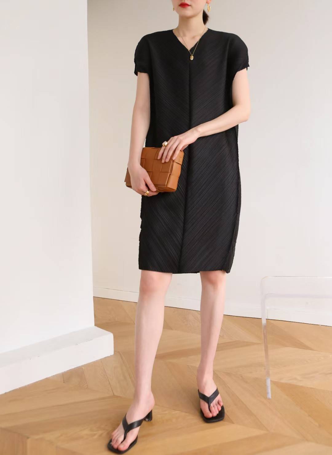 2MUAY รุ่น GJO8010 V NECK PLEAT DRESS เดรสผู้หญิง เดรสพลีทคุณภาพ 6สี FREE SIZE