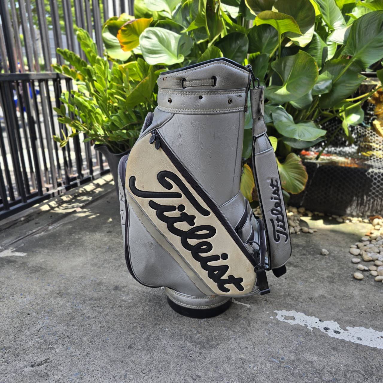 ถุงกอล์ฟ Titleist ของแท้ ** มือจับหลุด ** รุ่น TOUR ใบใหญ่จัดๆ ปากถุง 11 นิ้ว มีลายเซ็นต์โปร Titleist ถุงแบบที่ใช้ใน TOUR เลยค่ะ