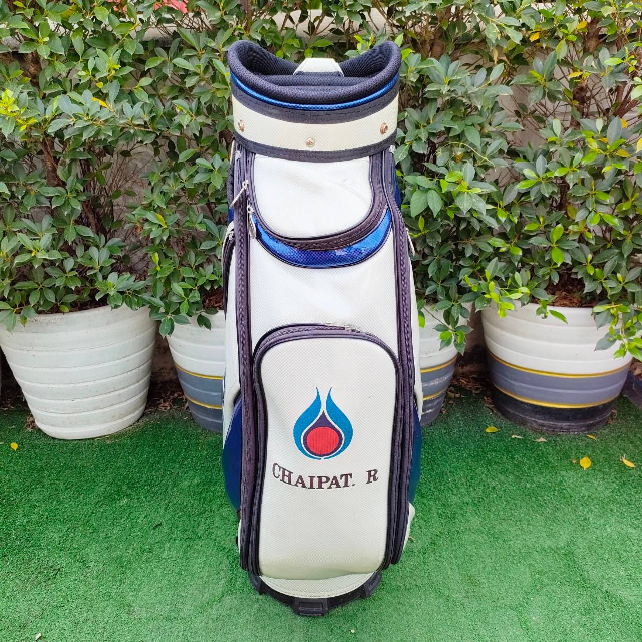 ถุงกอล์ฟ PTT GROUP มือสอง ** ถุงกอล์ฟมีตำหนิ ตรงที่ดึงชิฟ หลุด 3 จุด มีรูปให้ชมท้ายสุดค่ะ ** นอกนั้นสวย ถุงหนังแก้ว TOUR ใบใหญ่ ใช้ดีมากค่ะ