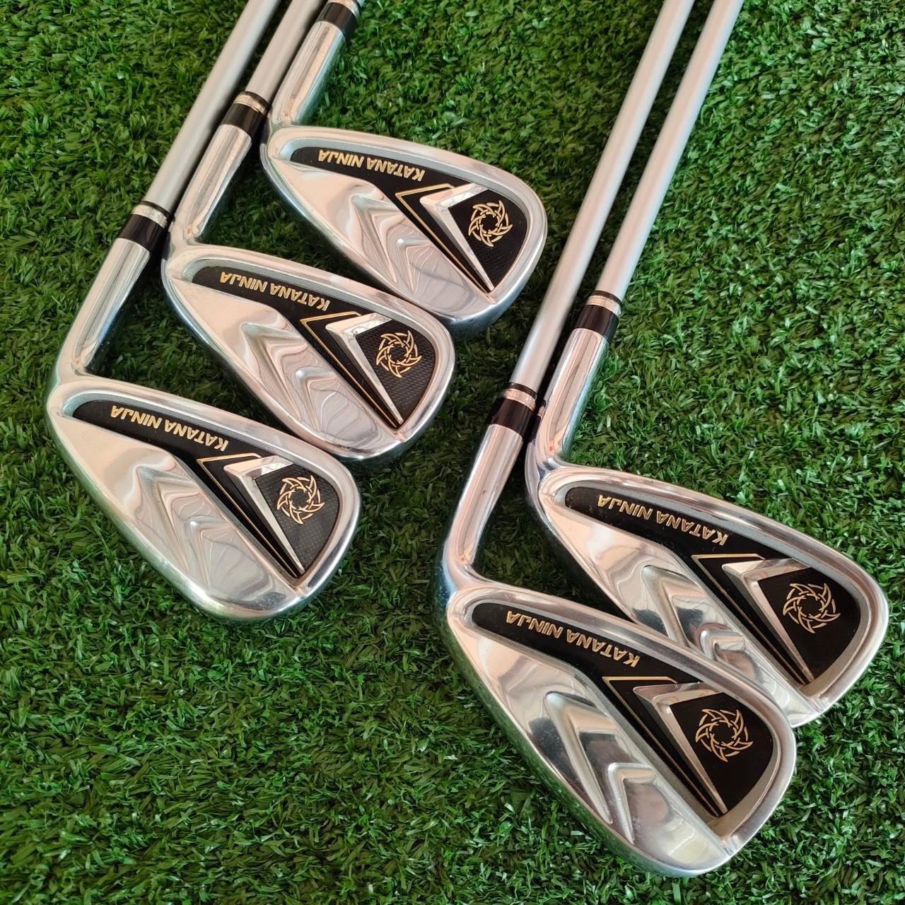 ชุดเหล็ก KATANA NINJA มีเหล็ก 6-9 เเละ PW ก้าน NINJA VOLTIO FLEX SR ตีไกลแบบจัดๆ ไกลกว่าปกติ 1 - 2 เหล็ก หน้าไม้ชันขึ้นมาก แต่ตีลูกลอยง่ายจัด และชดเชยความผิดพลาดสูง วัสดุพรีเมี่ยม ใบไม่ใหญ่เทอะทะ ก้านก็ดีมากๆครับ เหล็ก 6 ก็ไกลกว่าเหล็ก 5 หลายยี่ห้อครับ!!!