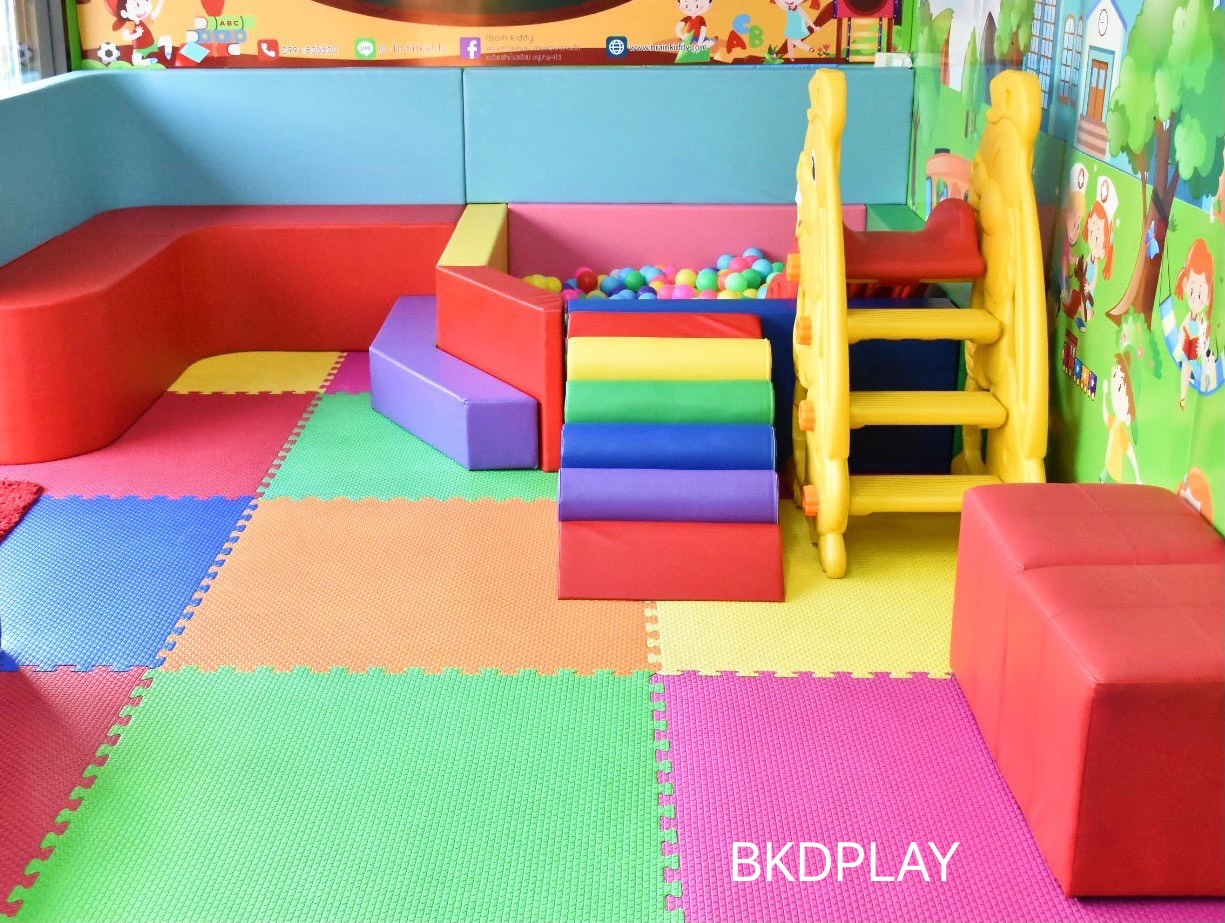 บ่อบอลห้าเหลี่ยมนุ่มนิ่ม พร้อมที่นั่งบุผนัง บ่อบอลรับแขก , รับทำห้องบอล รับบุผนัง ทำผนังกั้นบ้านบอล คอกกั้นเบาะนุ่ม, Softplay หนังนุ่ม คอกกั้นเด็ก ,เครื่องเล่นสนามในร่ม Kid Zone สำหรับโรงพยาบาล คลินิกโรงเรียน และศูนย์การค้าต่างๆ