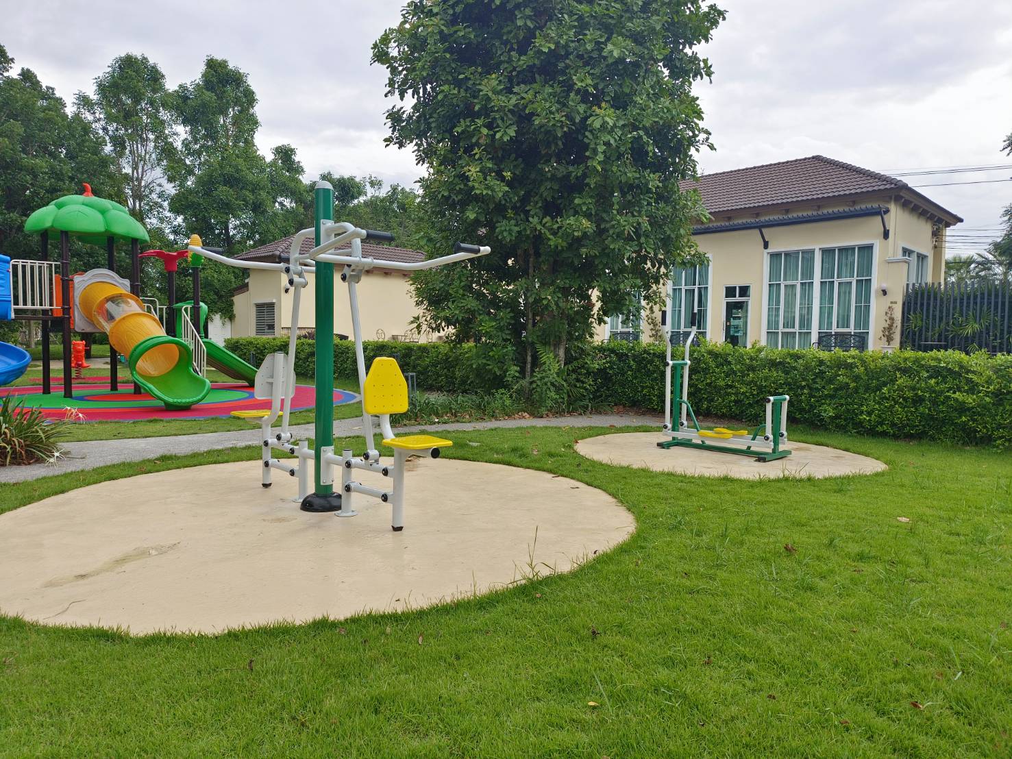 เครื่องออกกำลังกาย กลางแจ้ง อุปกรณ์นั่งโยก (แบบขาถีบคู่) ลานกีฬา อเนกประสงค์ สนามกีฬา ผลิตในไทย สั่งทำตามสีที่ต้องการได้