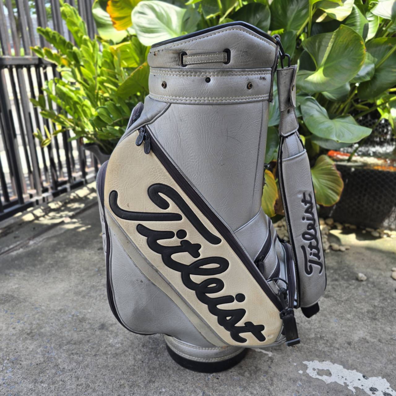 ถุงกอล์ฟ Titleist ของแท้ ** มือจับหลุด ** รุ่น TOUR ใบใหญ่จัดๆ ปากถุง 11 นิ้ว มีลายเซ็นต์โปร Titleist ถุงแบบที่ใช้ใน TOUR เลยค่ะ