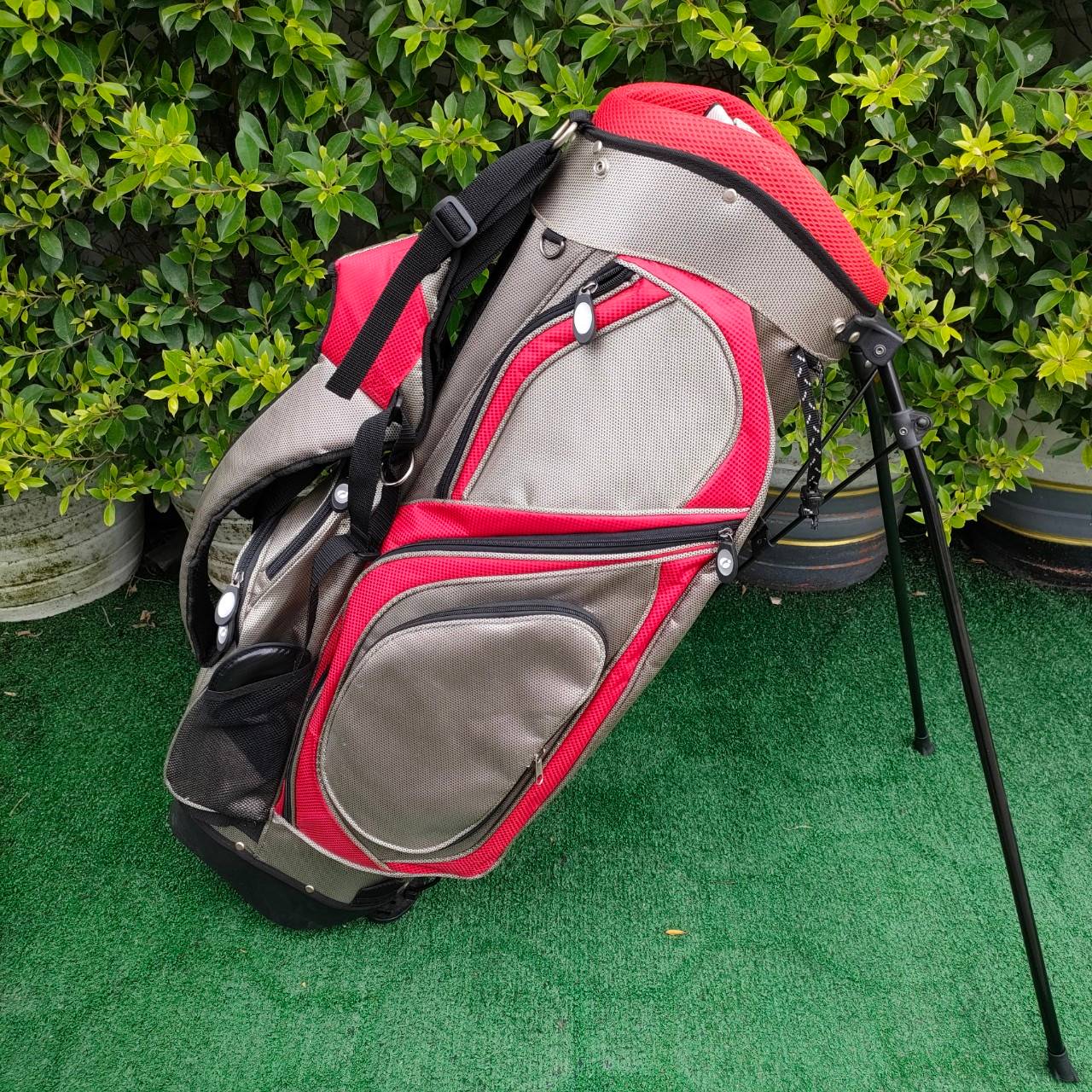 ถุงกอล์ฟ ขาตั้ง มือสอง สภาพสวย แข็งแรงทนทาน มาพร้อมสายสะพายขึ้นหลัง สีของจริงสวยมาก ไม้กอล์ฟมือสอง ของแท้ BY NakaraLuxurious