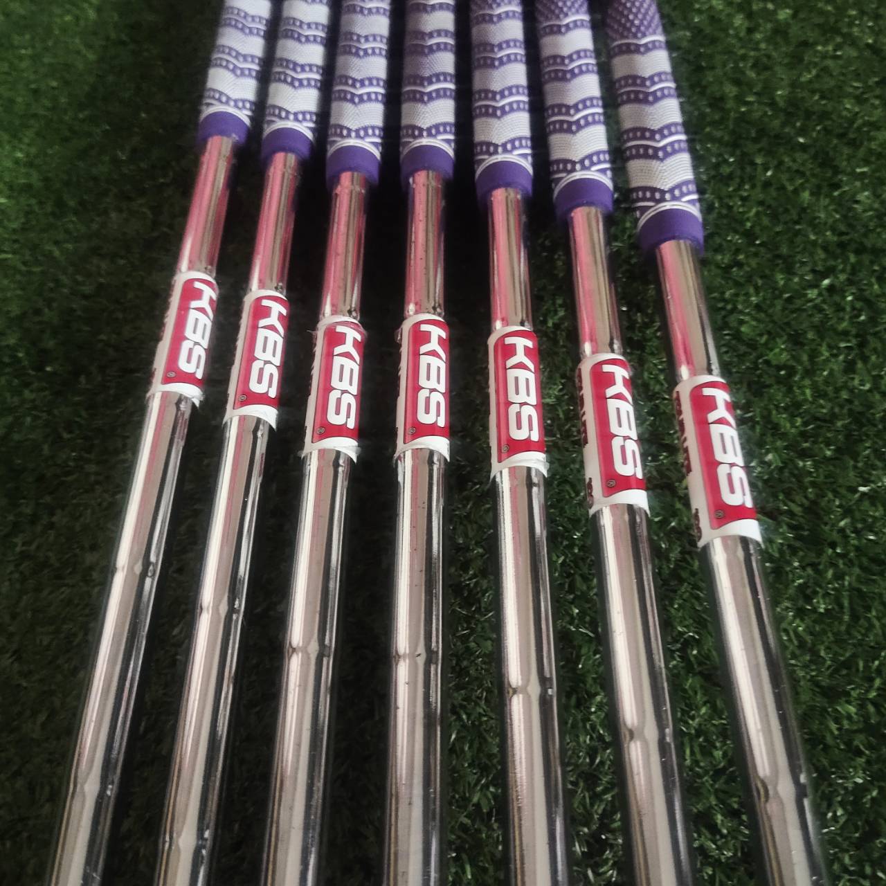 ชุดเหล็ก TITLEIST T100S FORGED (รุ่นปี 2022) 🔧 ใช้ทังสเตน D18 + เทคโนโลยีงานอากาศยาน ✈️ • หน้าไม้ฟอร์จชิ้นเดียว ให้ความรู้สึกแน่นและแม่นยำ 🎯