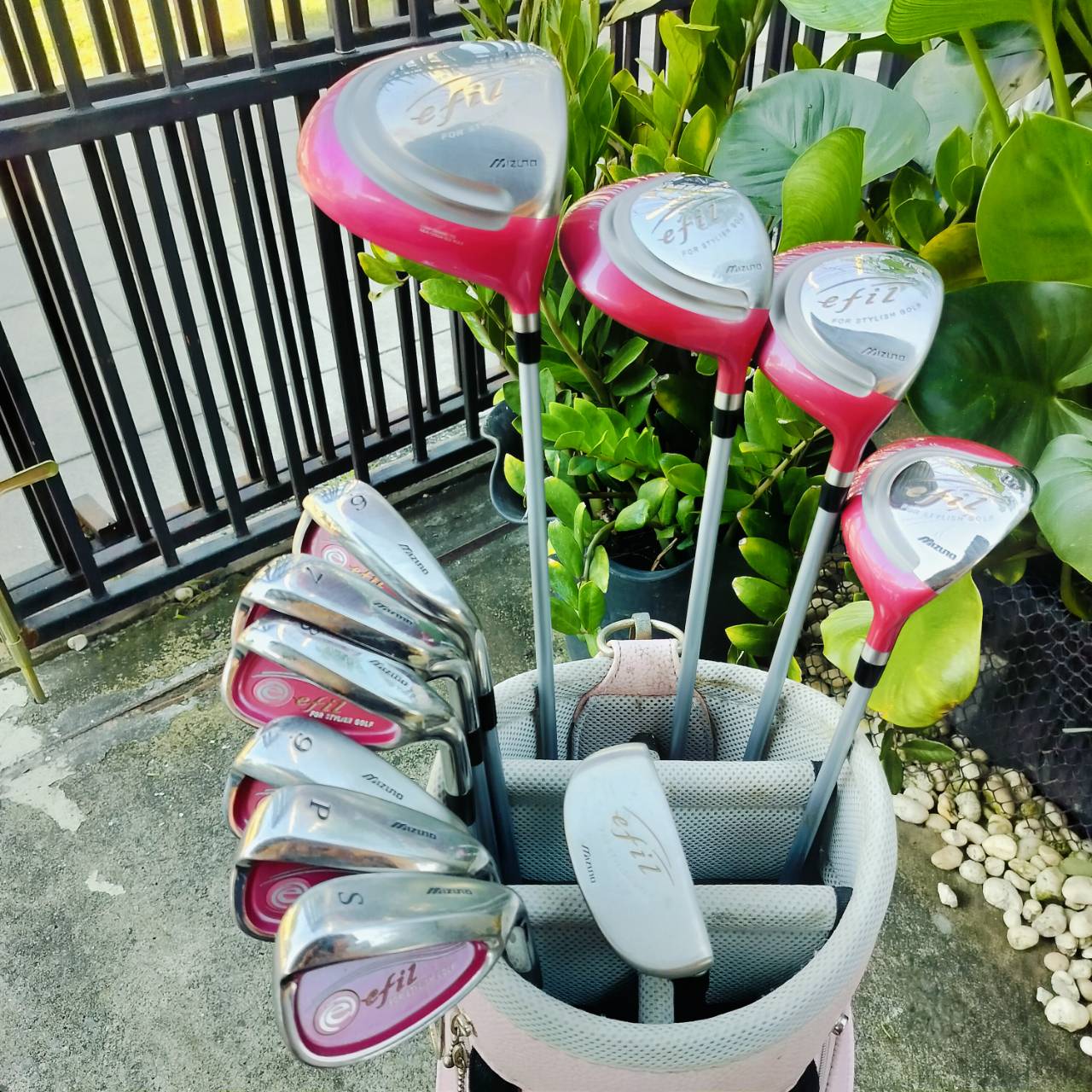 **ไม้กอล์ฟครบชุดสำหรับผู้หญิง** MIZUNO EFIL LADY พร้อมถุงกอล์ฟ MIZUNO คุณภาพดีมาก ของญี่ปุนแท้ ตีง่ายและเบากว่าของจีนเยอะ ราคาก็แสนสุดคุ้มเลยค่ะ