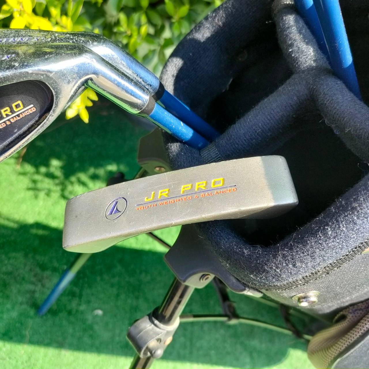 ** ไม้กอล์ฟสำหรับเด็ก ** FULLSET PROKENNEX JR PRO ทั้งชุดประกอบด้วย Driver เเละ FairwayWoods เหล็ก 7 เเละ 9 *** เหล็ก 7 ความยาว 33 นิ้ว **** พร้อม PUTTER เเละถุงกอล์ฟ ขาตั้งPROKENNEX **ถุงกอล์ฟมีตำนิ ชิฟเเตกค่ะ **