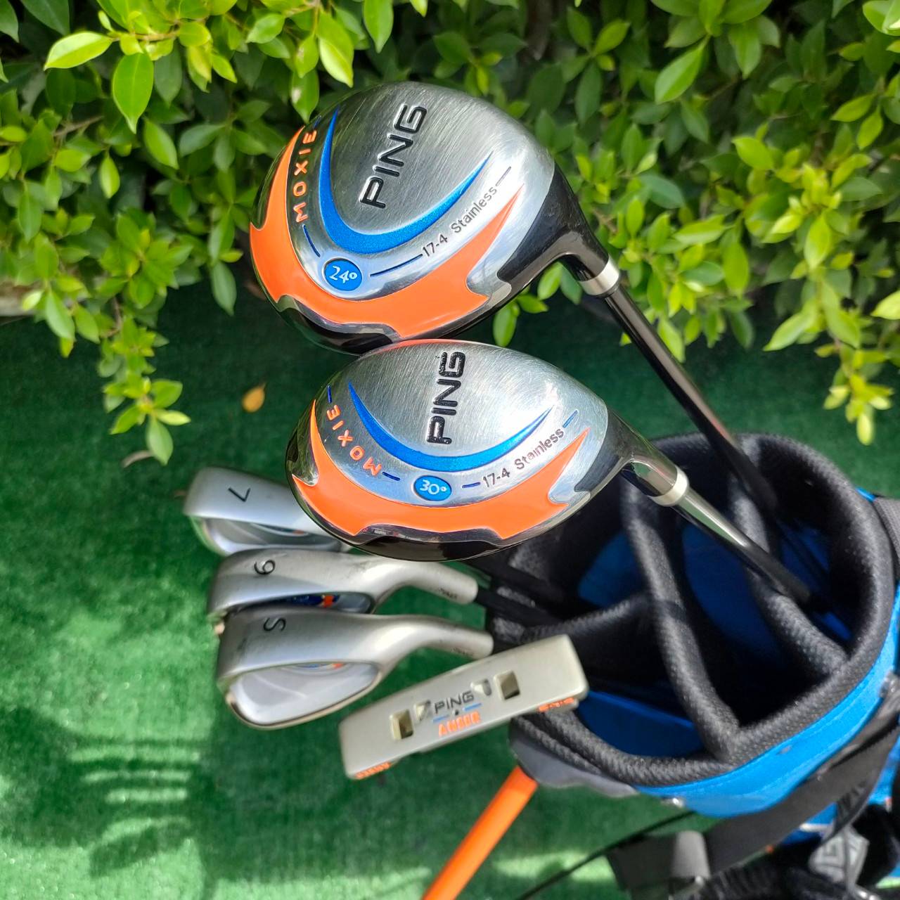 ** ไม้กอล์ฟสำหรับเด็ก ** FULLSET PING MOXIE มือสอง Driver สุดพรีเมี่ยม ตีดีมาก ตีไกล Fairwaywoods และ HYBRID เหล็ก 7 9 S ครบถ้วนของเด็ก *** เหล็ก 7 ยาว 34 นิ้ว *** PUTTER PING ANSER มาพร้อมถุงกอล์ฟขาตั้ง PING ของแท้ ไม้กอล์ฟมือสอง ของแท้ BY NakaraLuxuriou